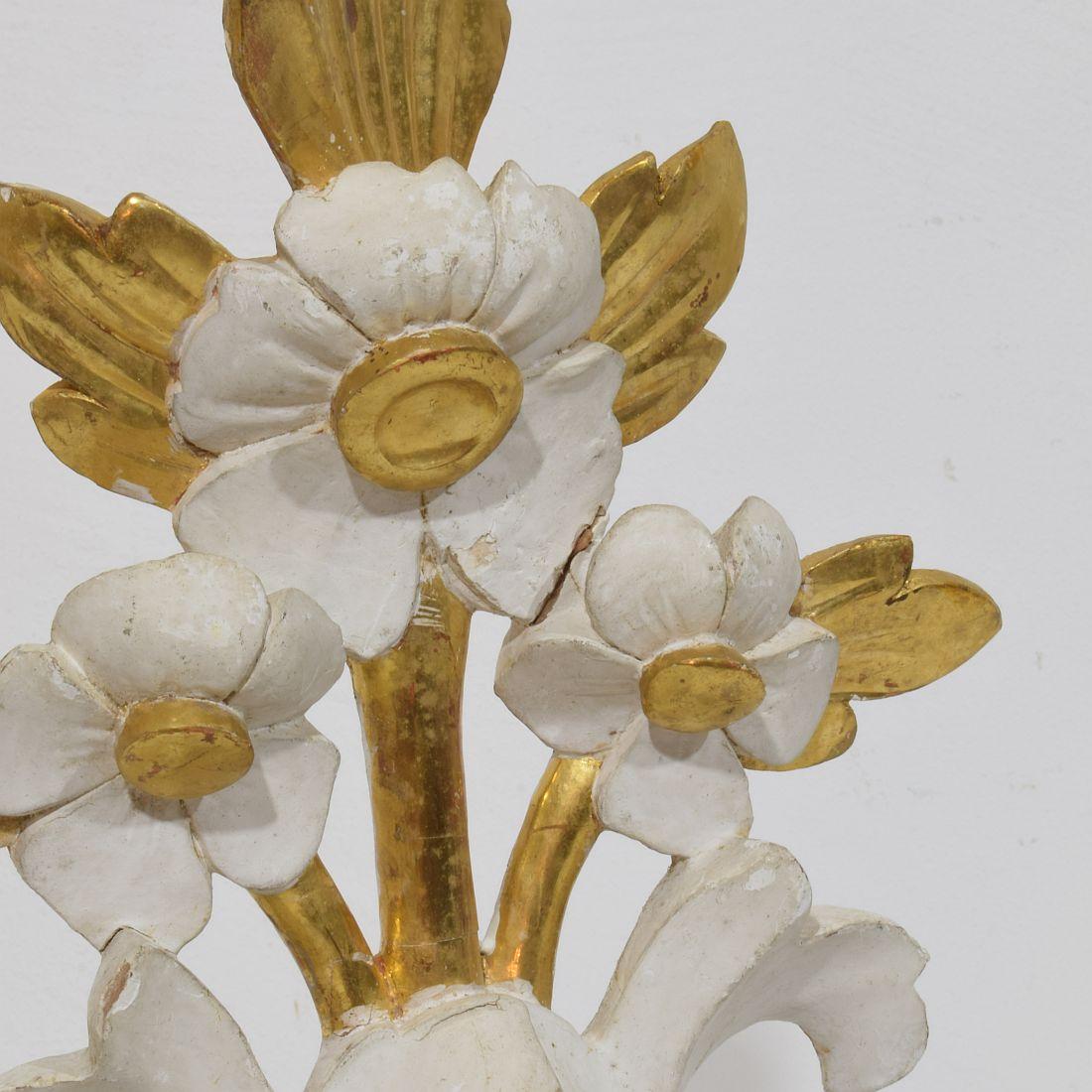 Paar italienische 18/19. Jahrhundert Hand geschnitzt Giltwood Floral Ornaments im Angebot 10