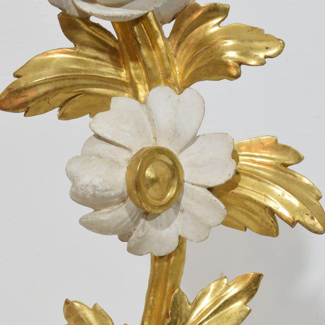 Paar italienische 18/19. Jahrhundert Hand geschnitzt Giltwood Floral Ornaments im Angebot 10
