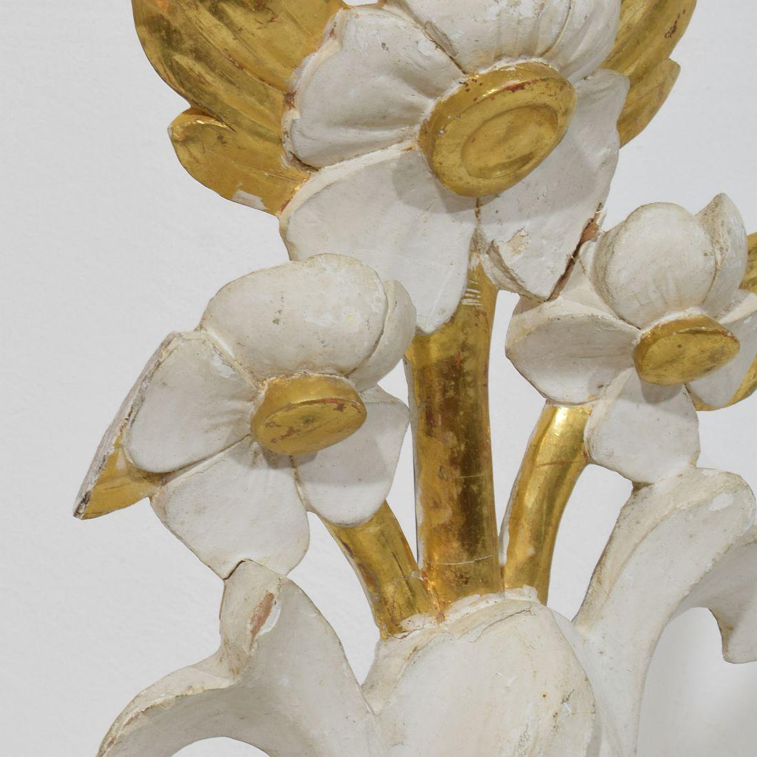 Paar italienische 18/19. Jahrhundert Hand geschnitzt Giltwood Floral Ornaments im Angebot 11