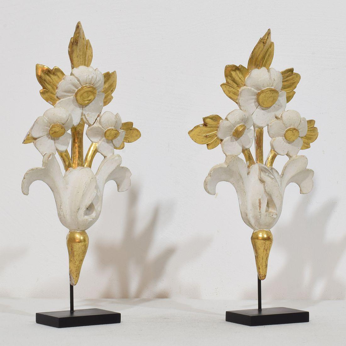 Hand-Carved Pair Italian 18/19th Century Hand Carved Giltwood Floral Ornaments For Sale