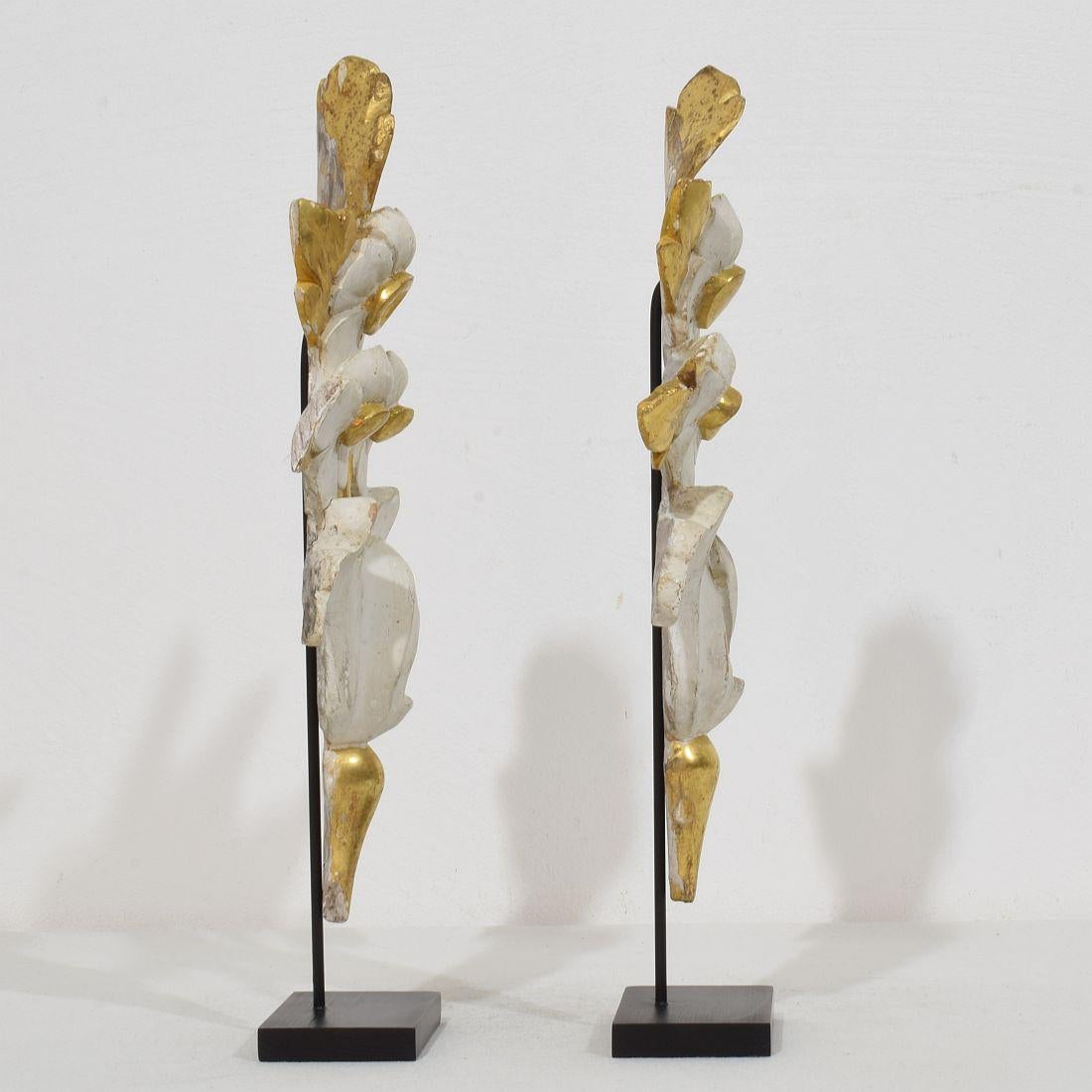 Pair Italian 18/19th Century Hand Carved Giltwood Floral Ornaments In Good Condition For Sale In Buisson, FR