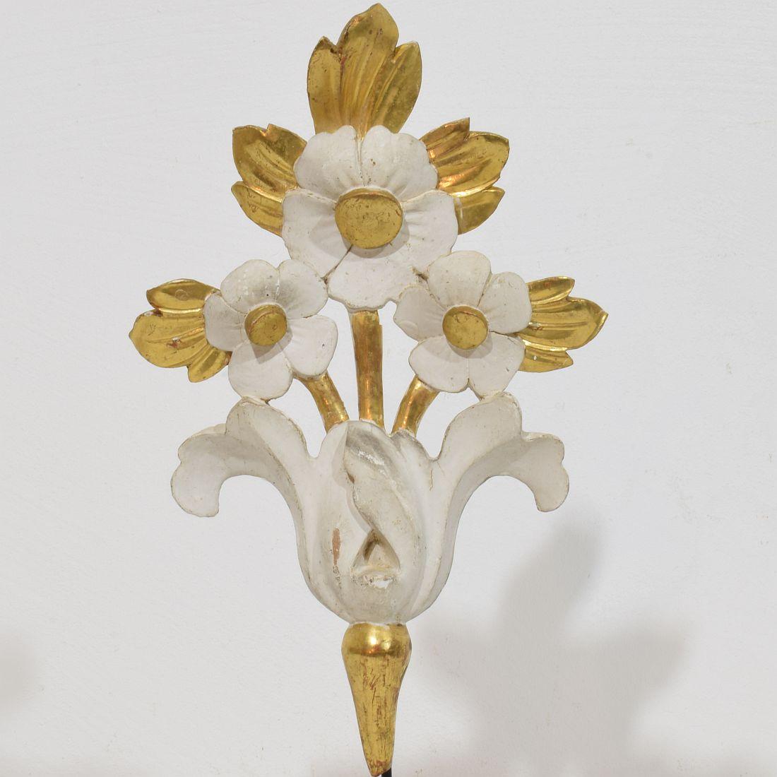 Paar italienische 18/19. Jahrhundert Hand geschnitzt Giltwood Floral Ornaments (Holz) im Angebot