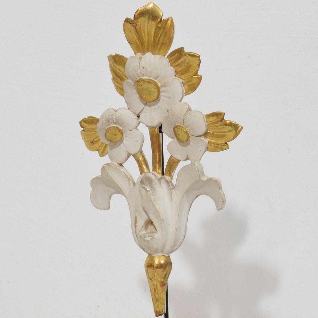 Paar italienische 18/19. Jahrhundert Hand geschnitzt Giltwood Floral Ornaments im Angebot 1
