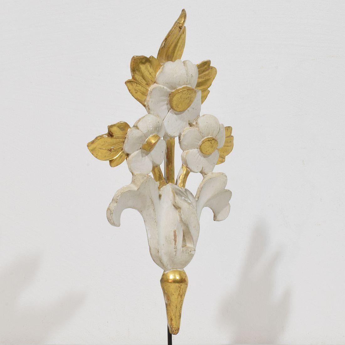 Paar italienische 18/19. Jahrhundert Hand geschnitzt Giltwood Floral Ornaments im Angebot 2