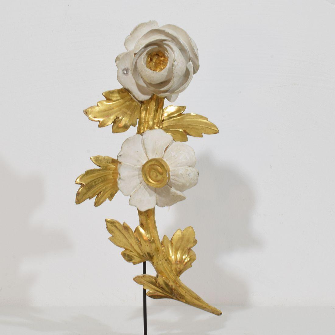 Pair Italian 18/19th Century Hand Carved Giltwood Floral Ornaments For Sale 3