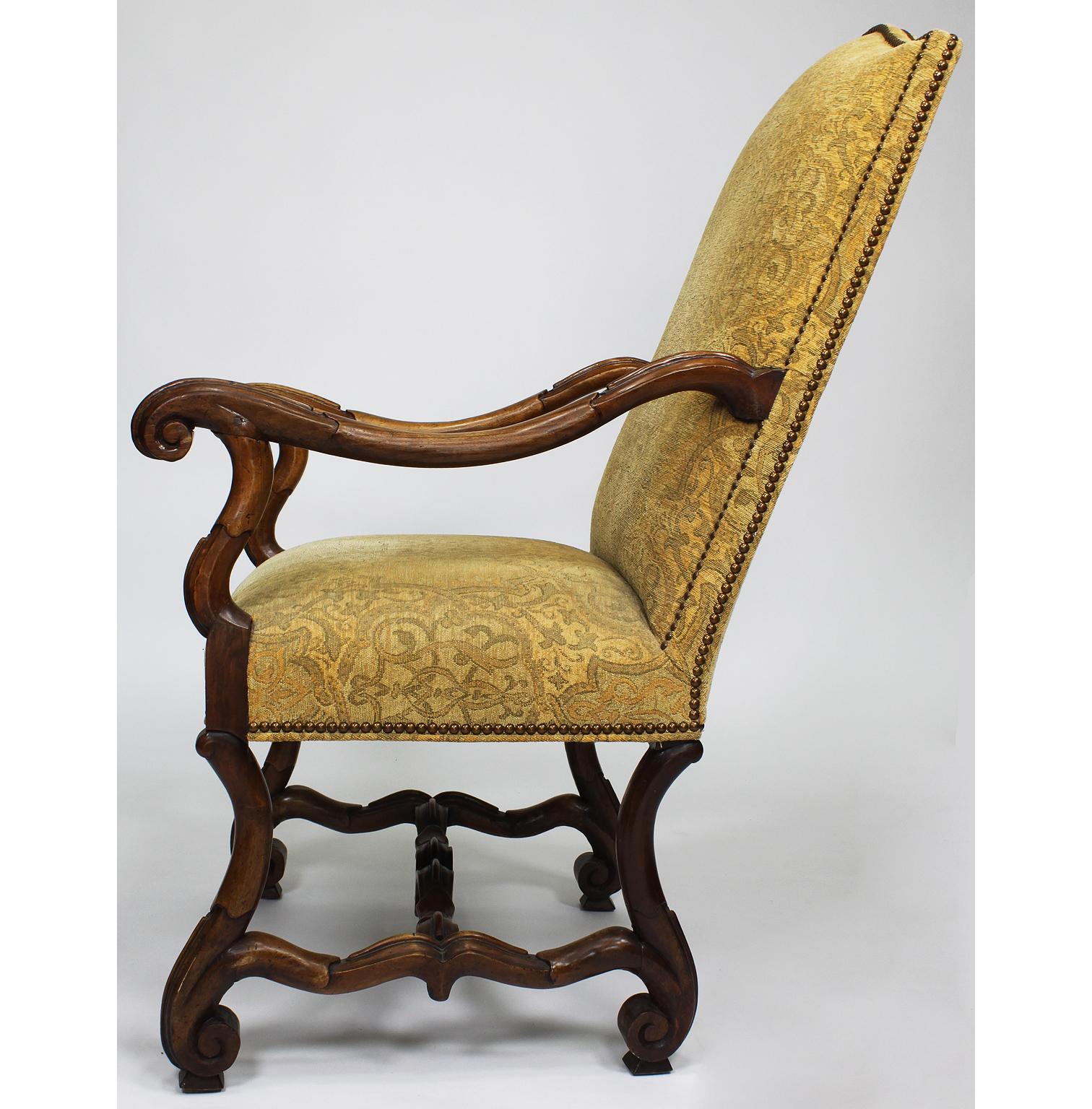 Coppia di poltrone da trono in legno di noce intagliato del XIX secolo in stile revival barocco In condizioni buone in vendita a Los Angeles, CA