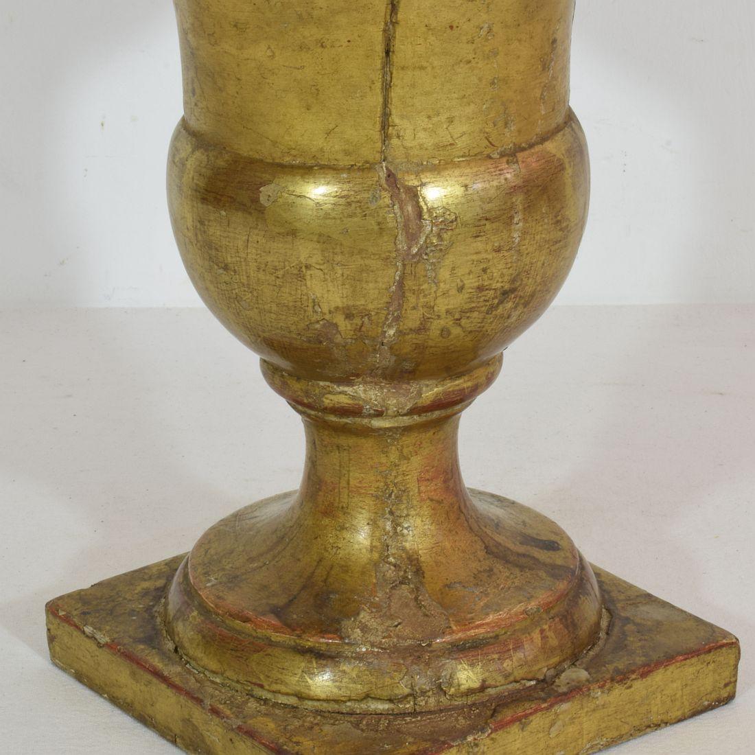 Paire de chandeliers Médicis italiens en bois doré sculpté du 19ème siècle en vente 4