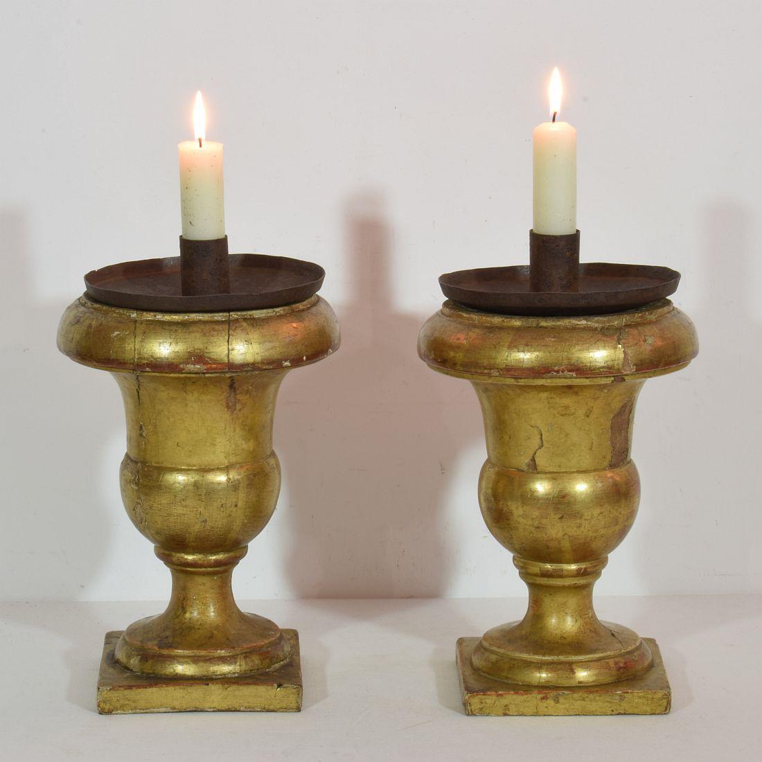 Magnifiques chandeliers en bois doré, Italie, vers 1850.
Vieillissement, petites pertes et réparations anciennes.