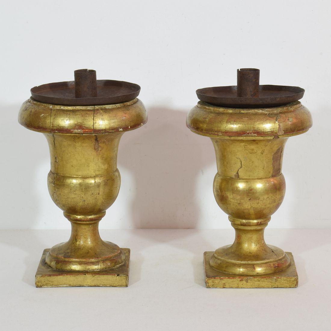 Doré Paire de chandeliers Médicis italiens en bois doré sculpté du 19ème siècle en vente