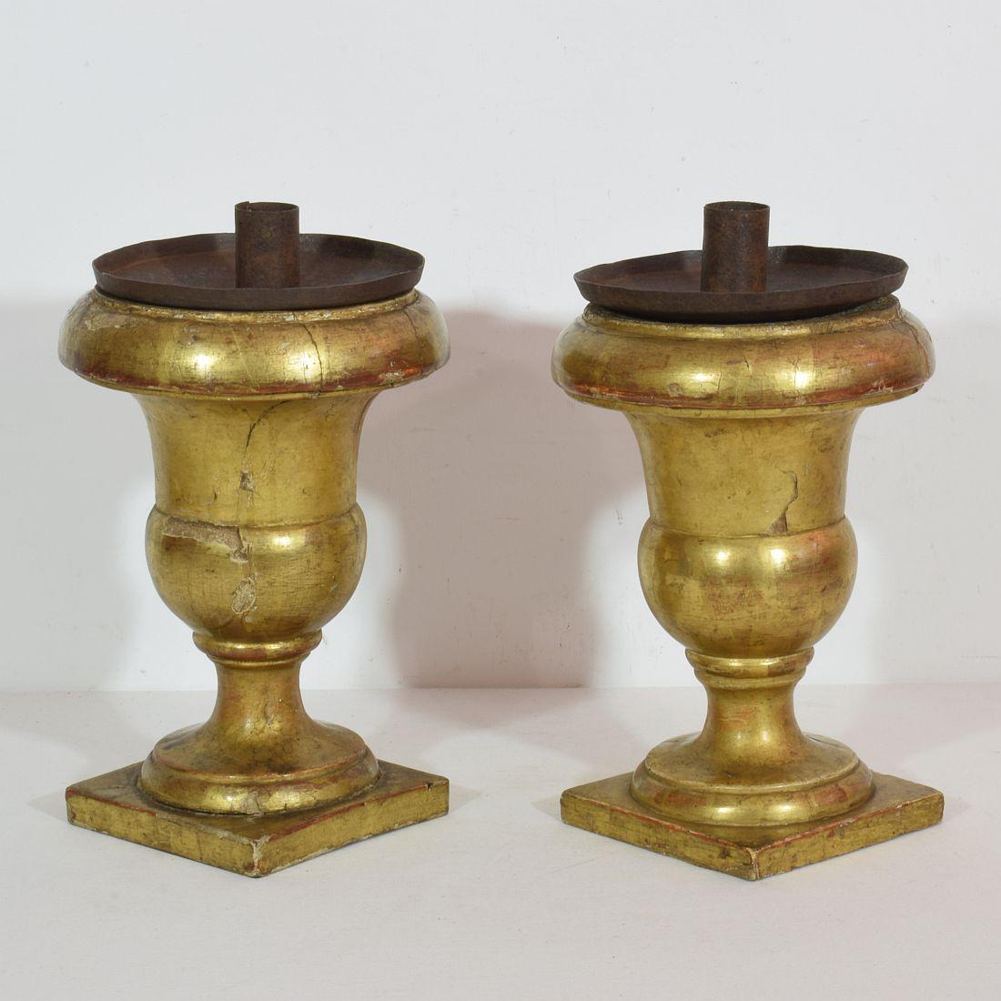 Paire de chandeliers Médicis italiens en bois doré sculpté du 19ème siècle Bon état - En vente à Buisson, FR