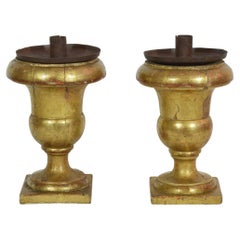 Paar italienische Medici-Vasen-Kerzenhalter aus geschnitztem vergoldetem Holz aus dem 19. Jahrhundert