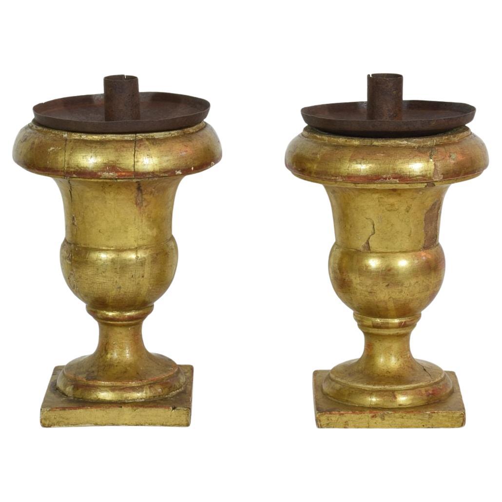 Pareja de candelabros medici de madera dorada tallada italiana del siglo XIX