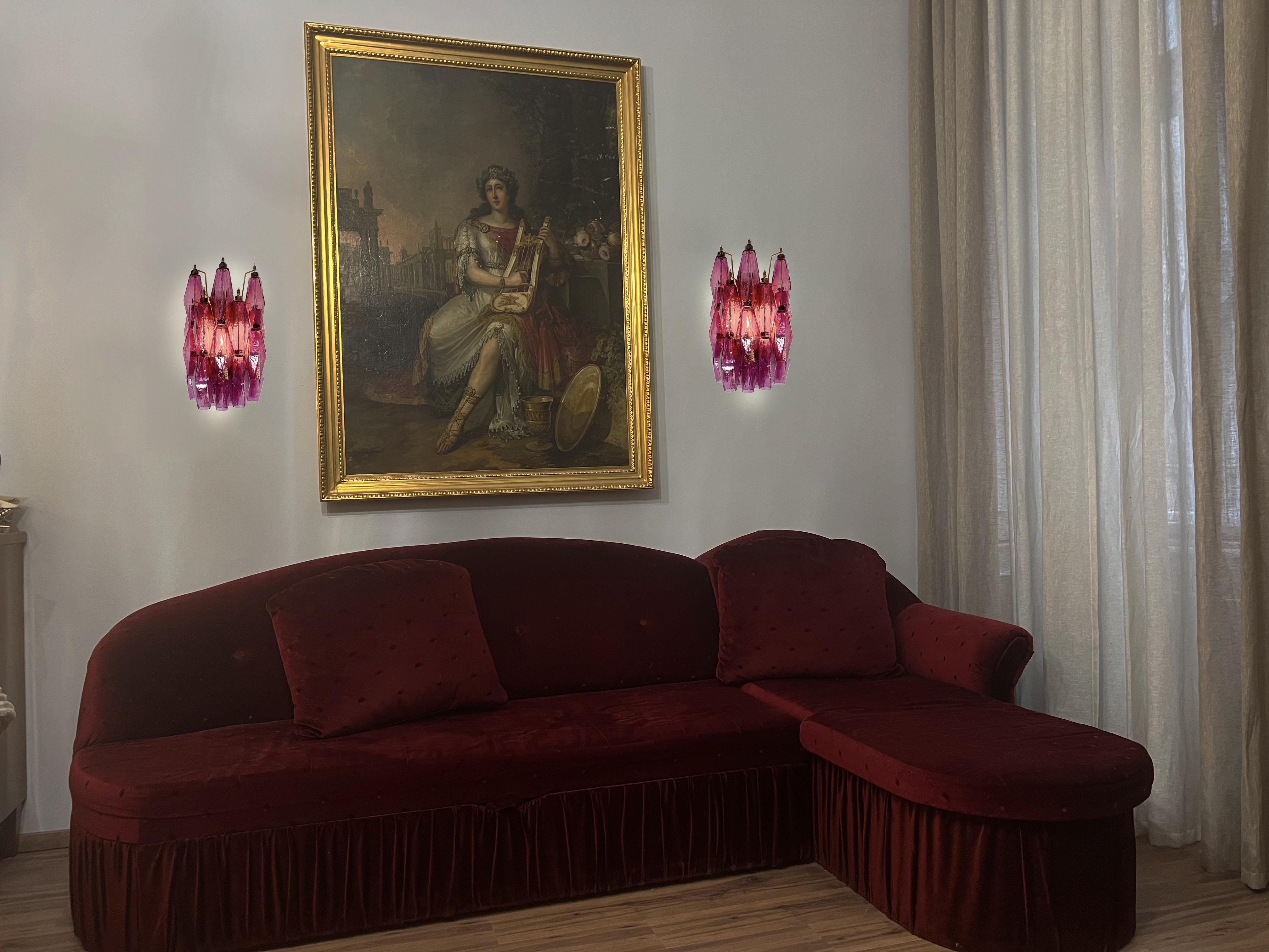 Luxus und GENUINE Murano Glas Paar von Applikationen. 100% HANDGEFERTIGT IN MURANO. Die Applikationen werden von 17 Murano handgefertigt amethyst POLIEDRI Glas, für jeden, in einem soliden Metallrahmen gold lackiert und Messing gemacht.
Zeitraum: