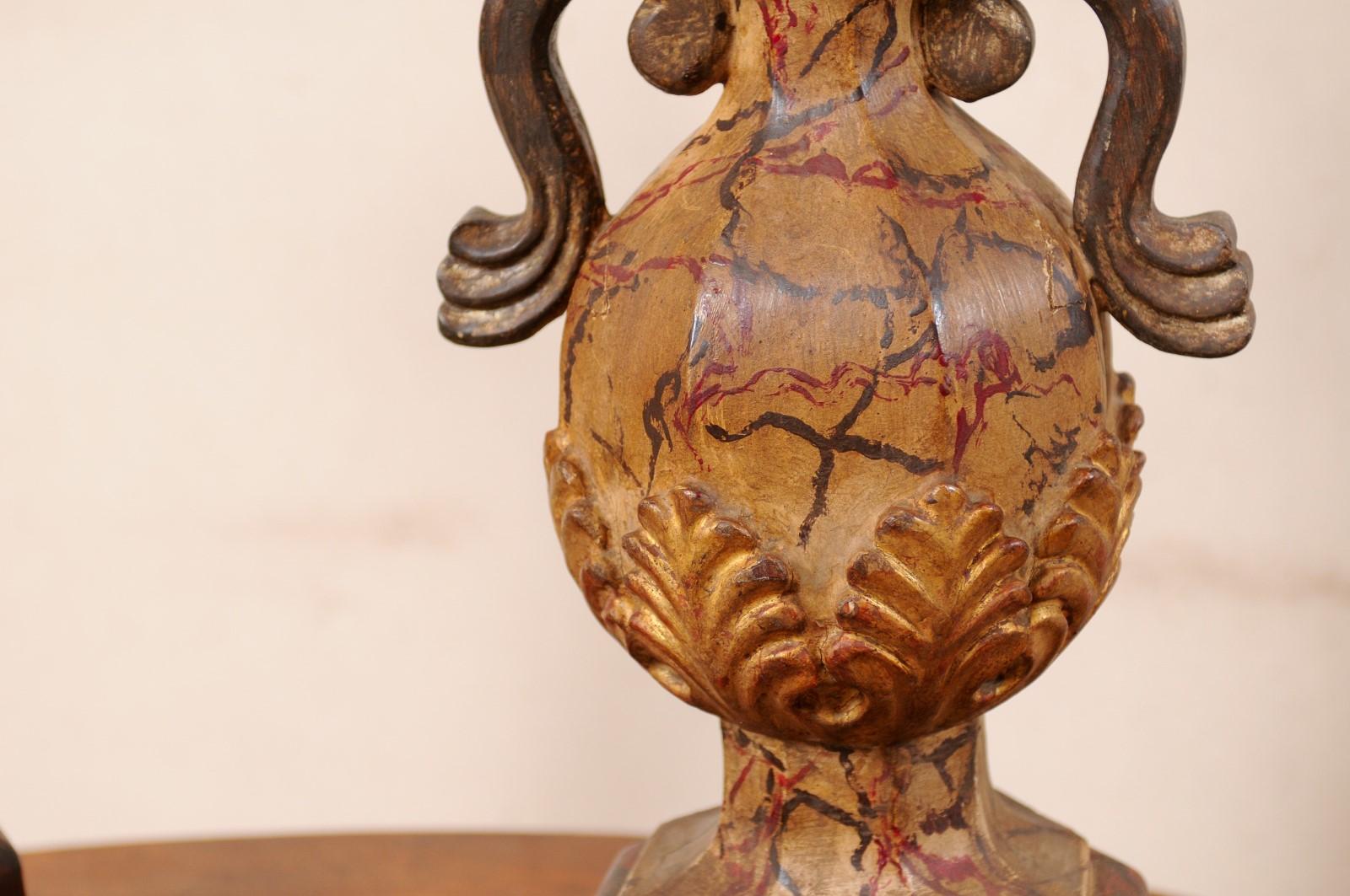 Paire d'urnes de bouquet italiennes anciennes en bois sculpté avec finition polychrome en vente 6