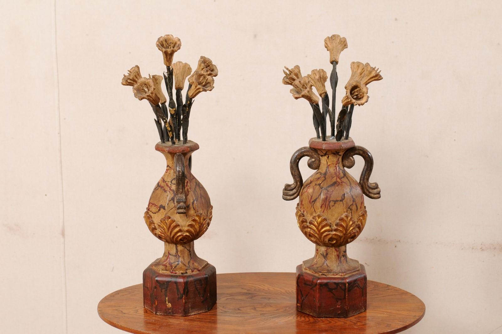 Paire d'urnes de bouquet italiennes anciennes en bois sculpté avec finition polychrome en vente 1