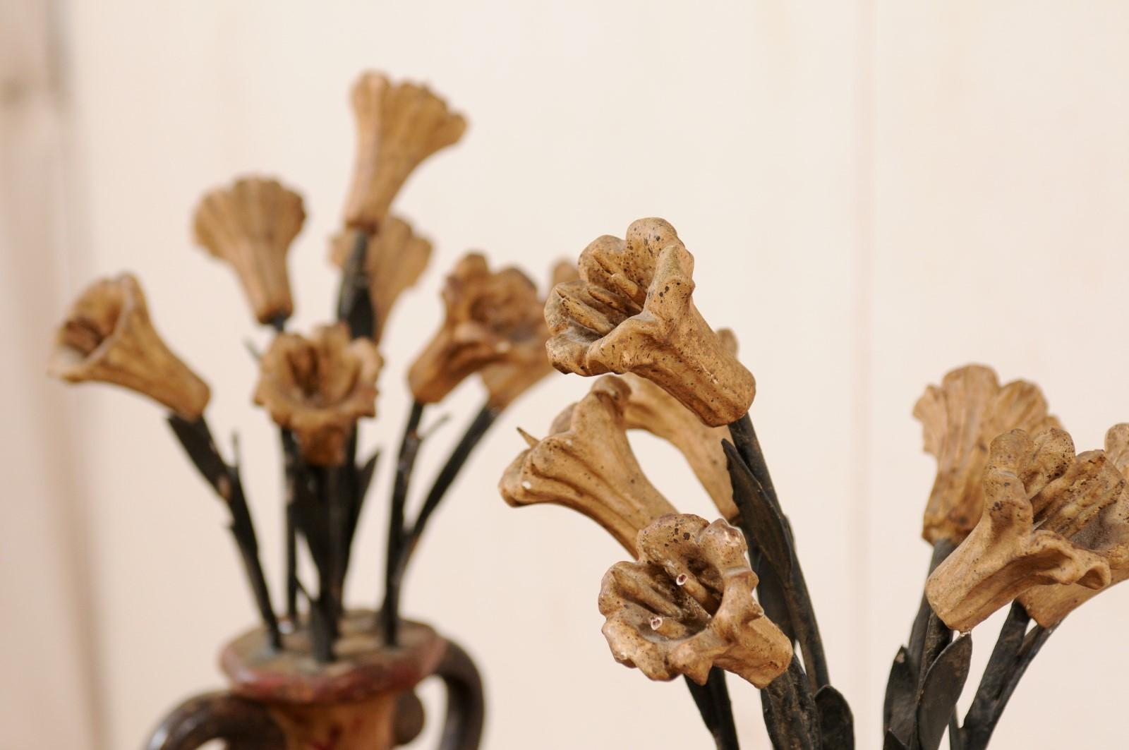 Paire d'urnes de bouquet italiennes anciennes en bois sculpté avec finition polychrome en vente 4