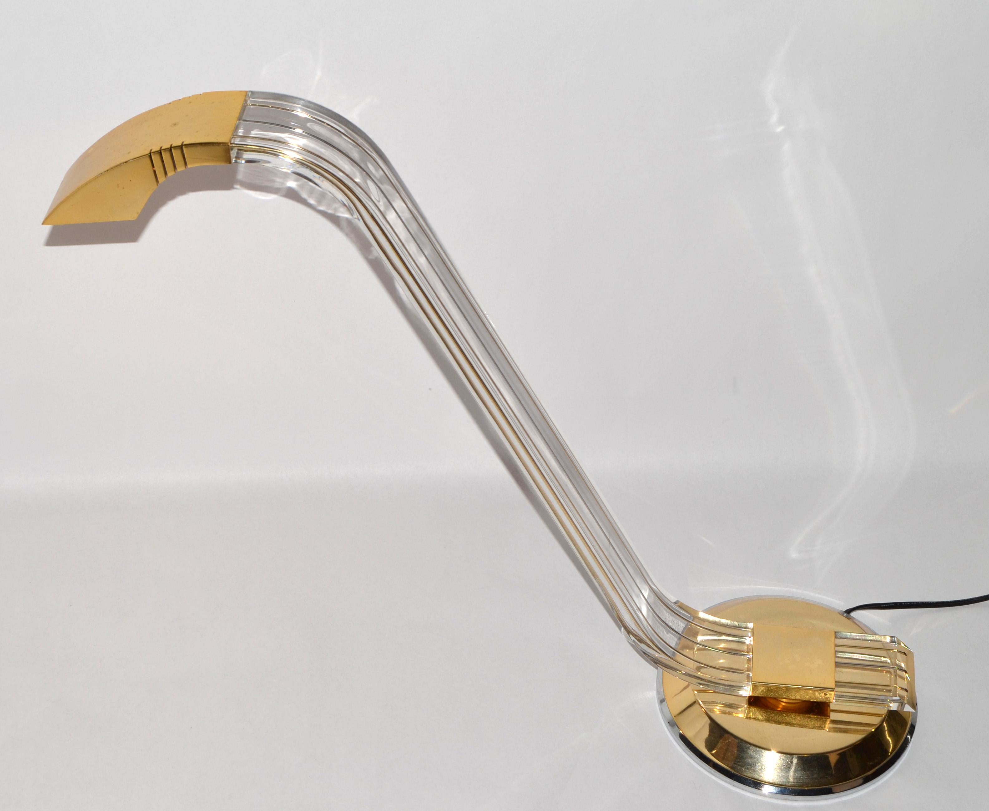 Métal Paire de lampes de table en laiton lucite de style Arredoluce Italian Mid-Century Modern Swing en vente