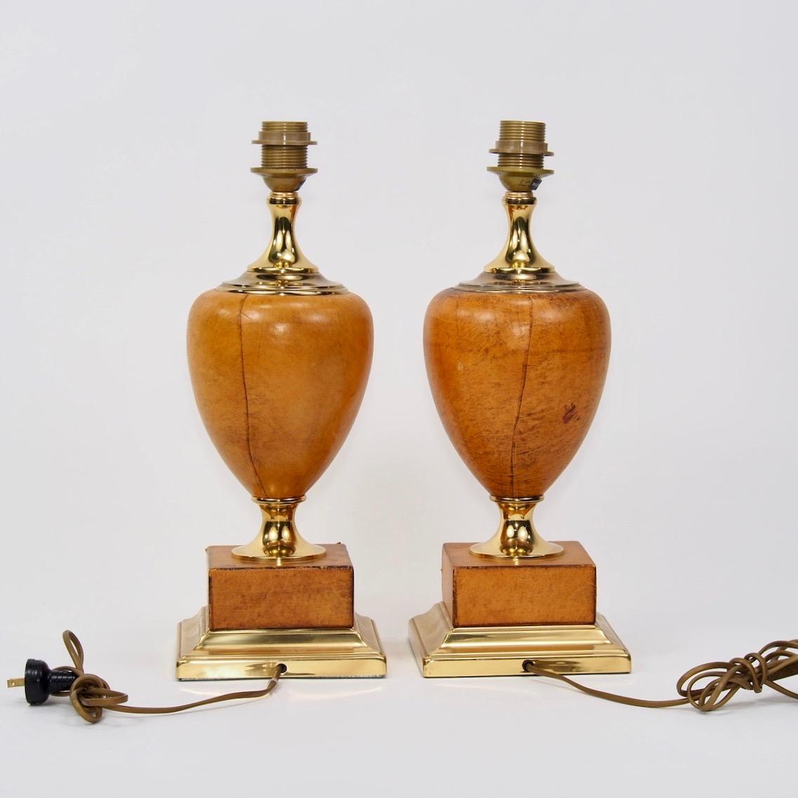 Pair of Italian Art Deco Leather and Brass Lamps im Zustand „Gut“ in Troy, MI