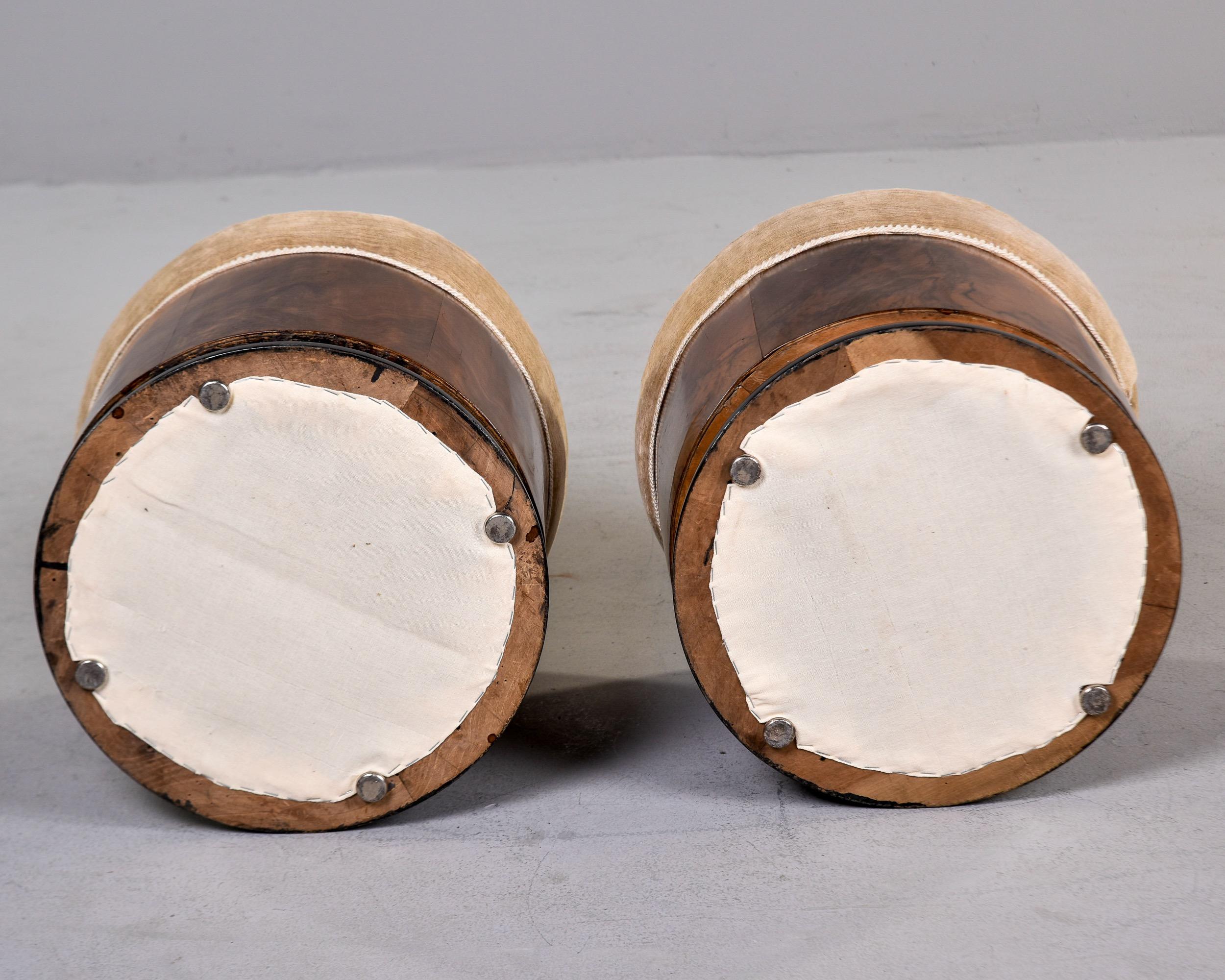 Paar italienische Art-Déco-Hocker aus Nussbaumholz mit gepolsterten Sitzen im Angebot 2