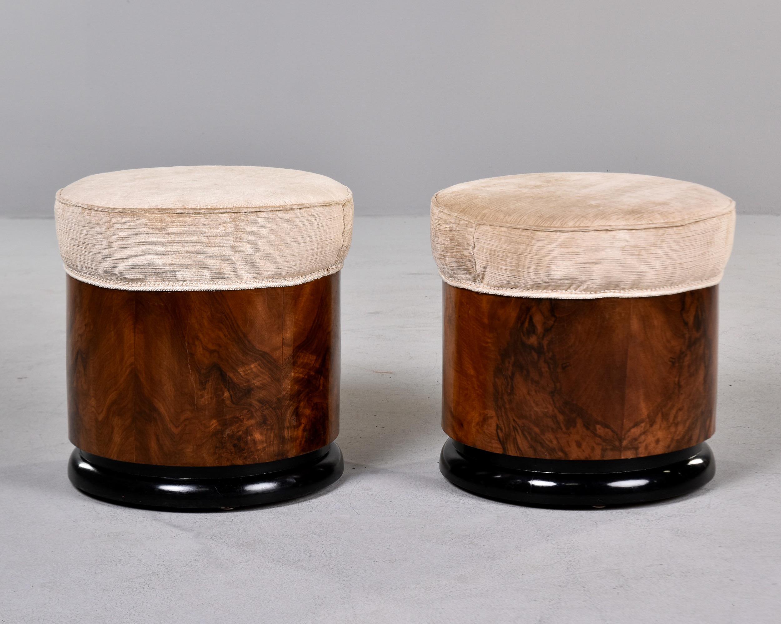 Paar italienische Art-Déco-Hocker aus Nussbaumholz mit gepolsterten Sitzen (Art déco) im Angebot