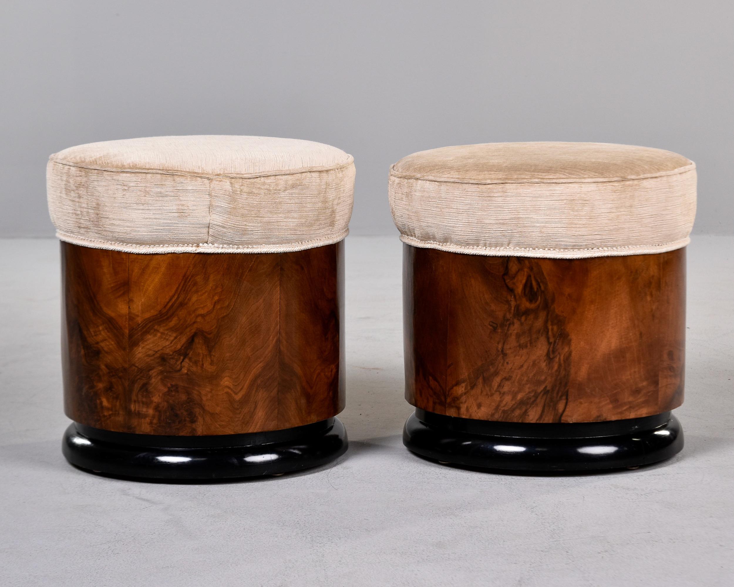 Paar italienische Art-Déco-Hocker aus Nussbaumholz mit gepolsterten Sitzen (Italienisch) im Angebot