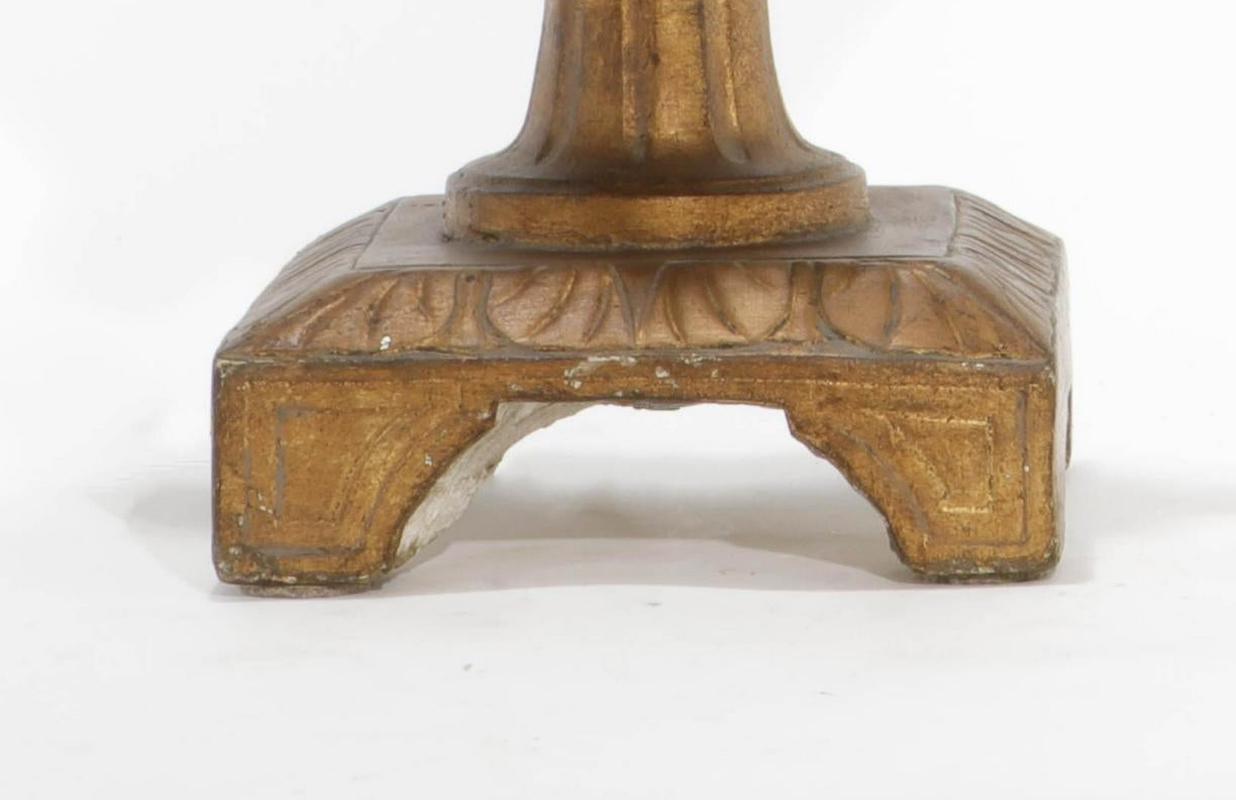 Paire de lampes en forme d'urne en bois doré sculpté de style baroque italien 4