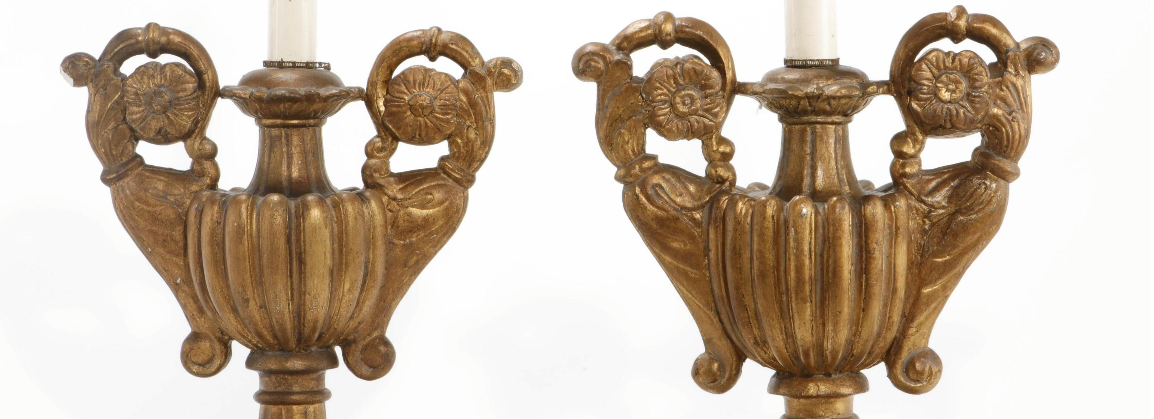 Sculpté Paire de lampes en forme d'urne en bois doré sculpté de style baroque italien