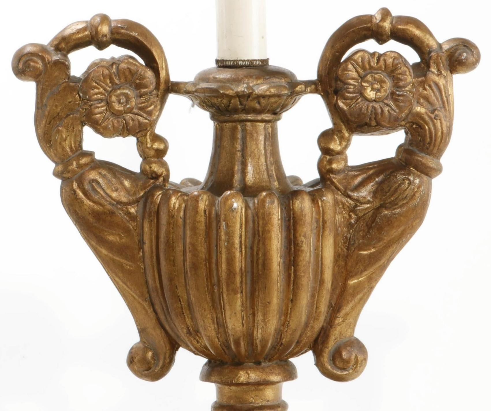 20ième siècle Paire de lampes en forme d'urne en bois doré sculpté de style baroque italien