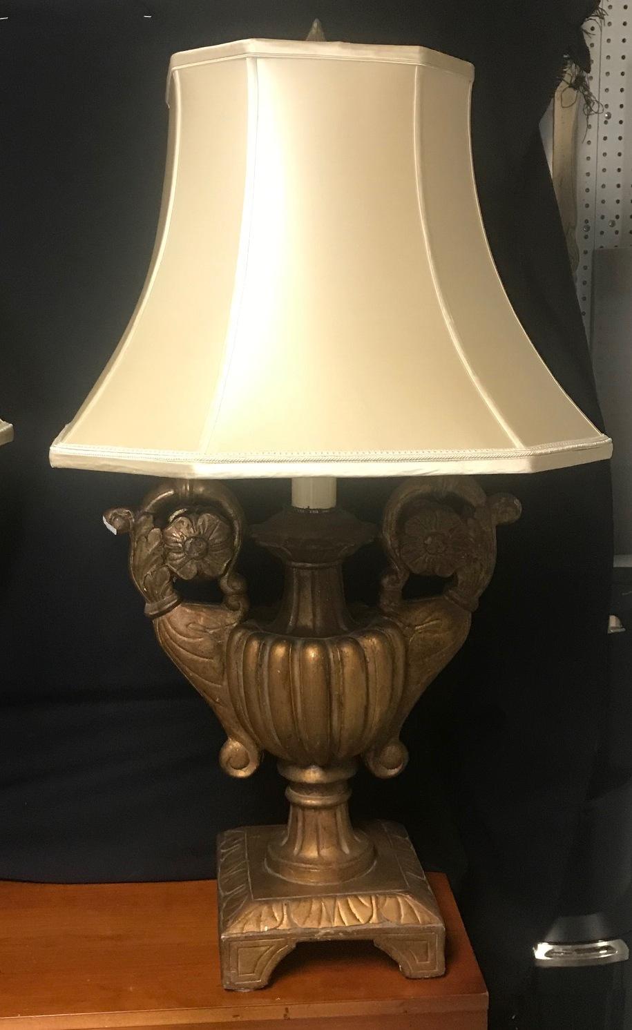 Paire de lampes en forme d'urne en bois doré sculpté de style baroque italien 1
