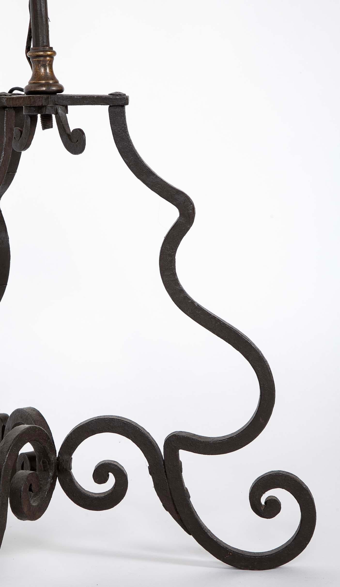 Coppia di lampade da terra a torchere in ferro battuto e bronzo in stile barocco italiano in vendita 5