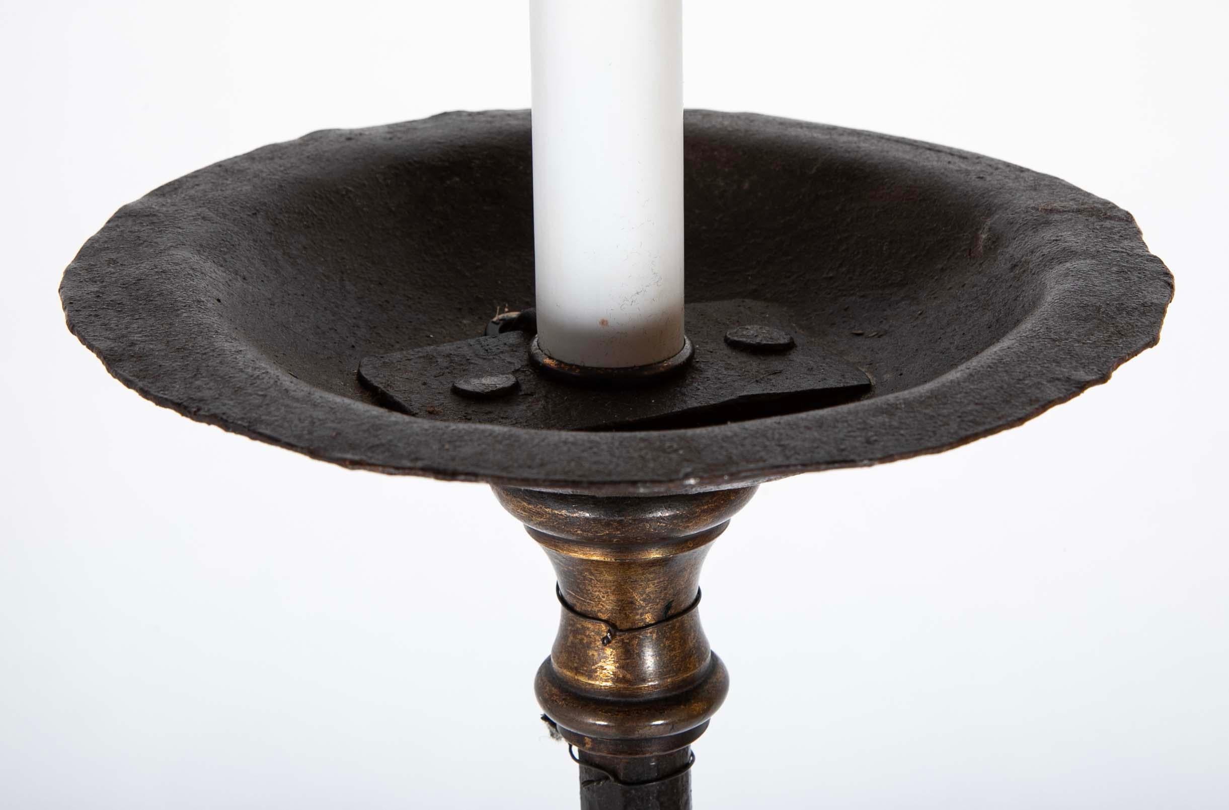 Coppia di lampade da terra a torchere in ferro battuto e bronzo in stile barocco italiano in vendita 6