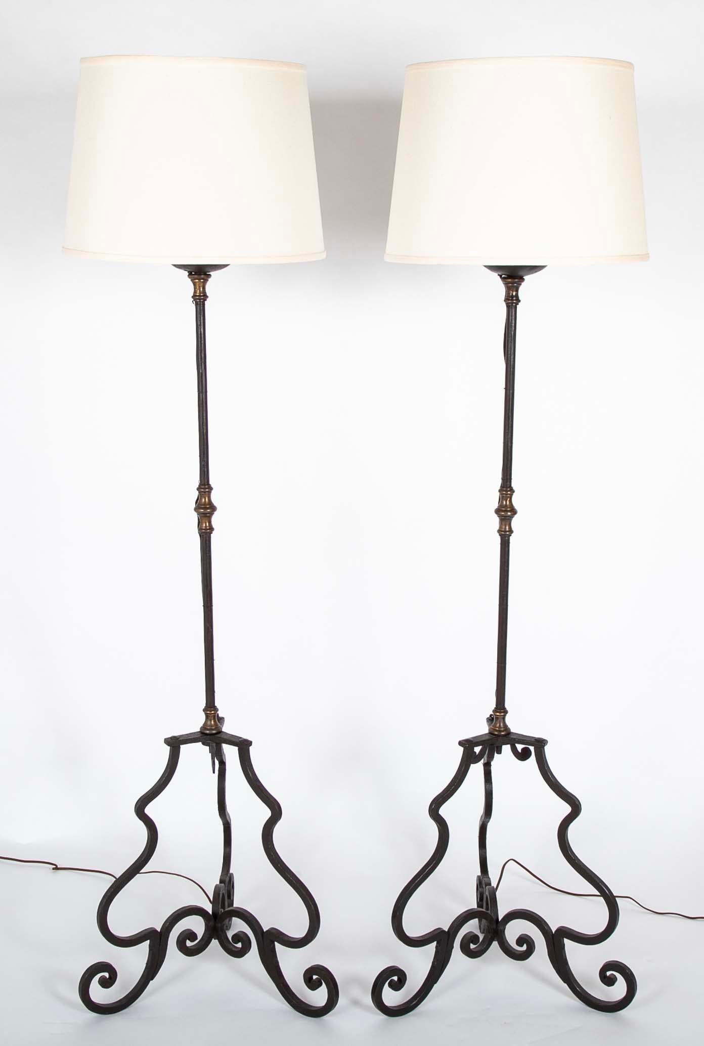 Coppia di lampade da terra a torchere in ferro battuto in stile barocco italiano con torniture in bronzo. Con le attraenti basi curve a S e ogee che creano un bel profilo. Questo stile italiano del XVII secolo era molto in voga alla fine del XIX e