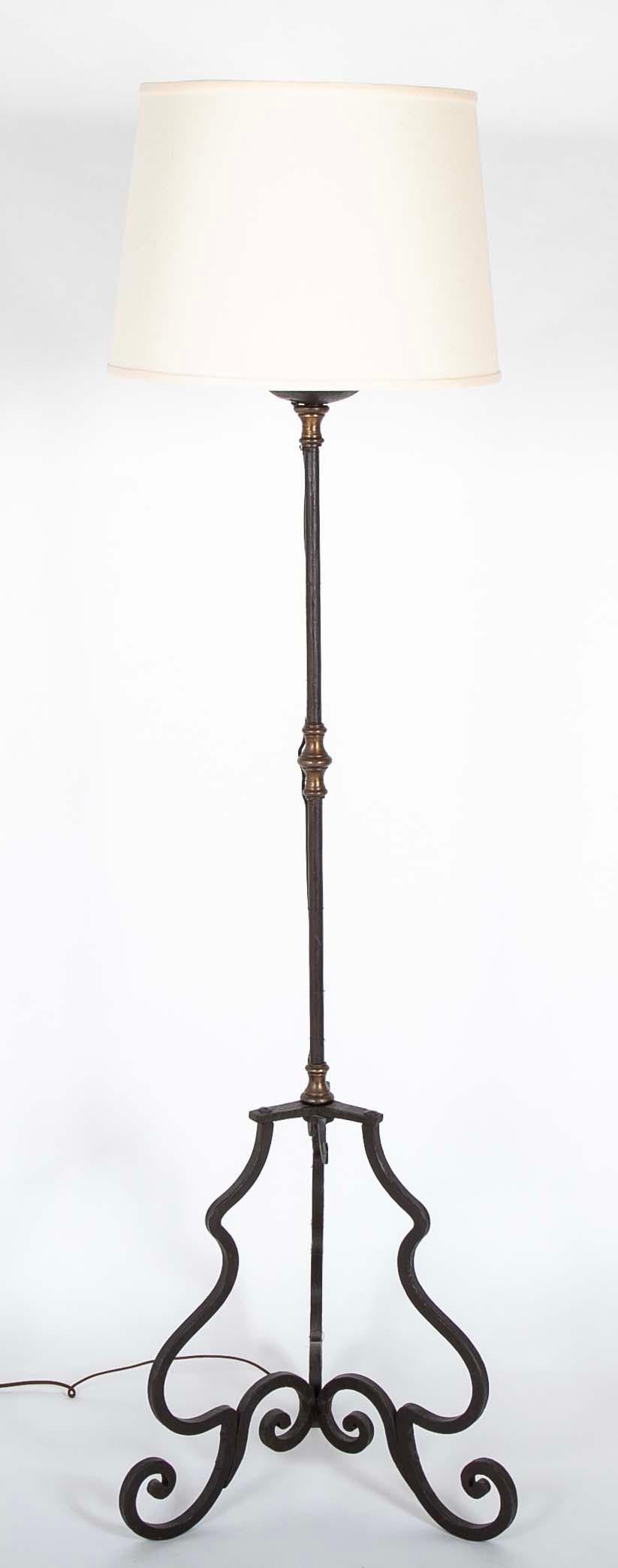 Barocco Coppia di lampade da terra a torchere in ferro battuto e bronzo in stile barocco italiano in vendita