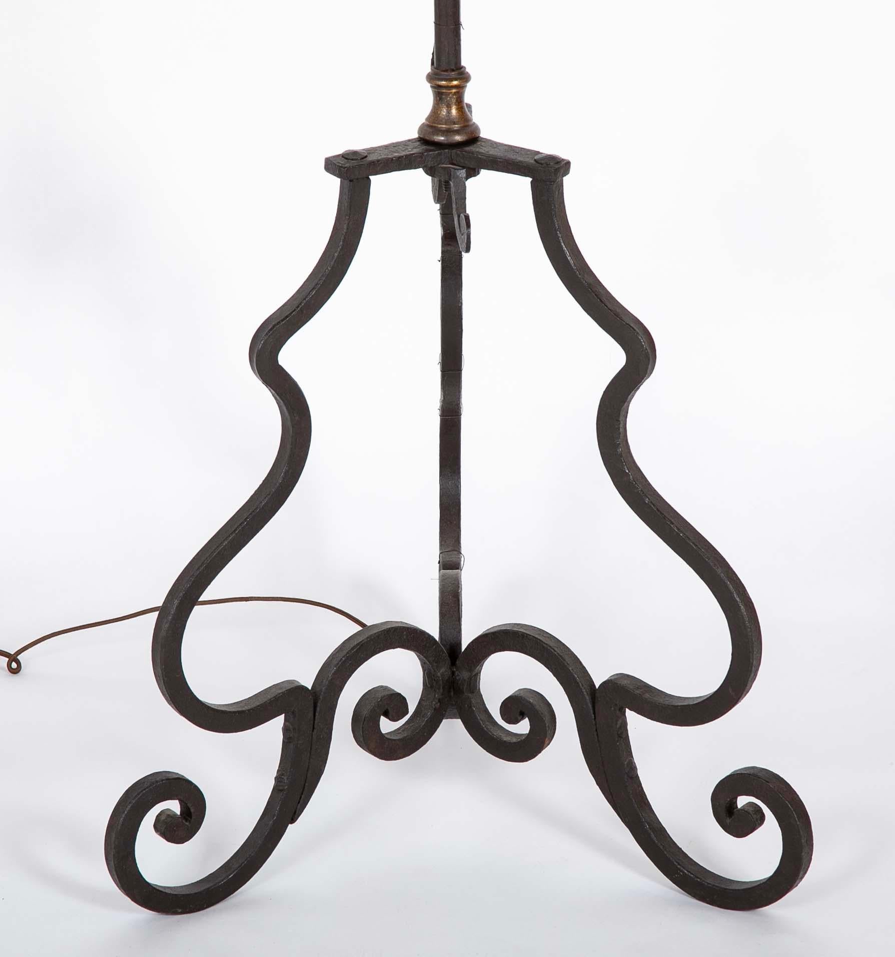 Italiano Coppia di lampade da terra a torchere in ferro battuto e bronzo in stile barocco italiano in vendita