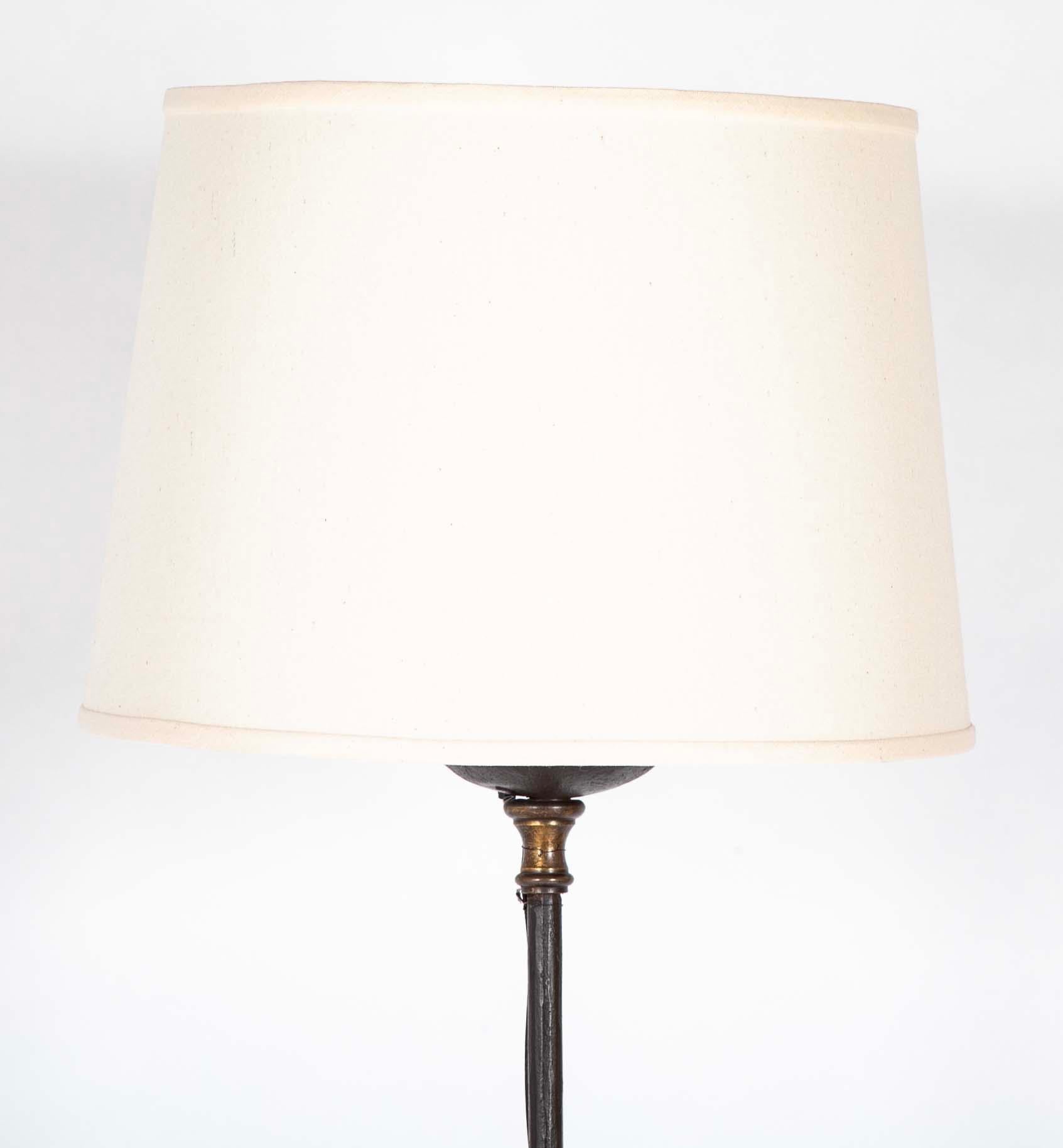 Fatto a mano Coppia di lampade da terra a torchere in ferro battuto e bronzo in stile barocco italiano in vendita