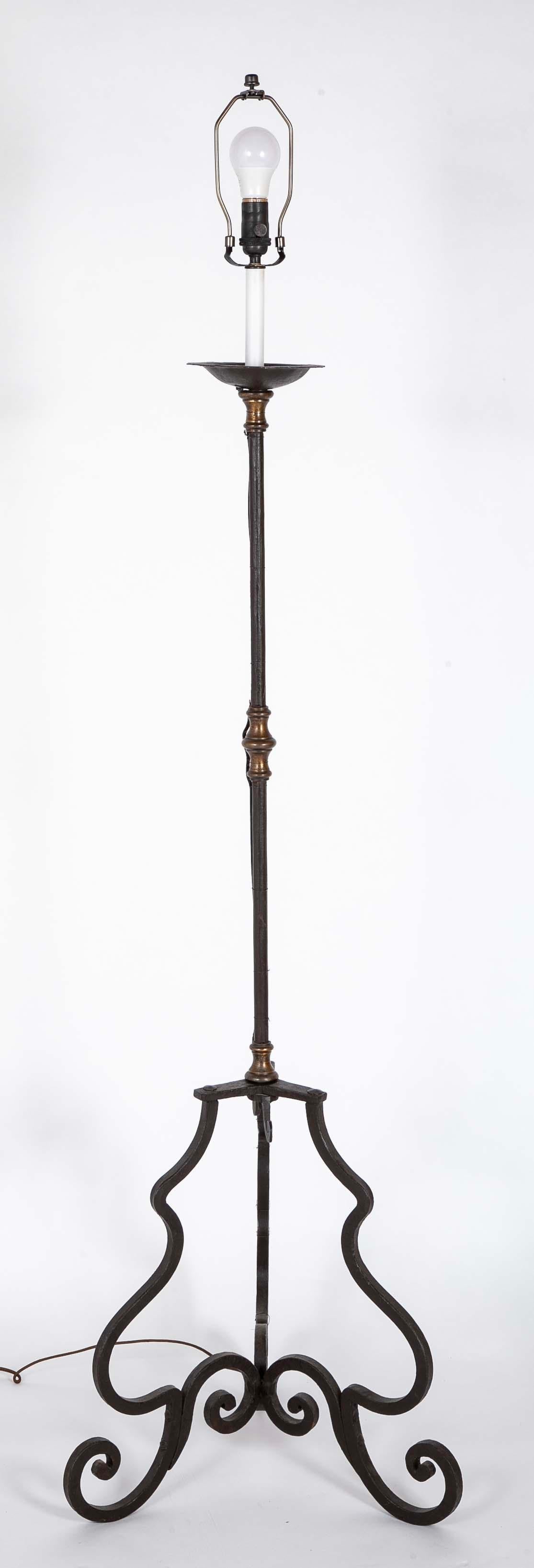 Coppia di lampade da terra a torchere in ferro battuto e bronzo in stile barocco italiano In condizioni buone in vendita a Stamford, CT