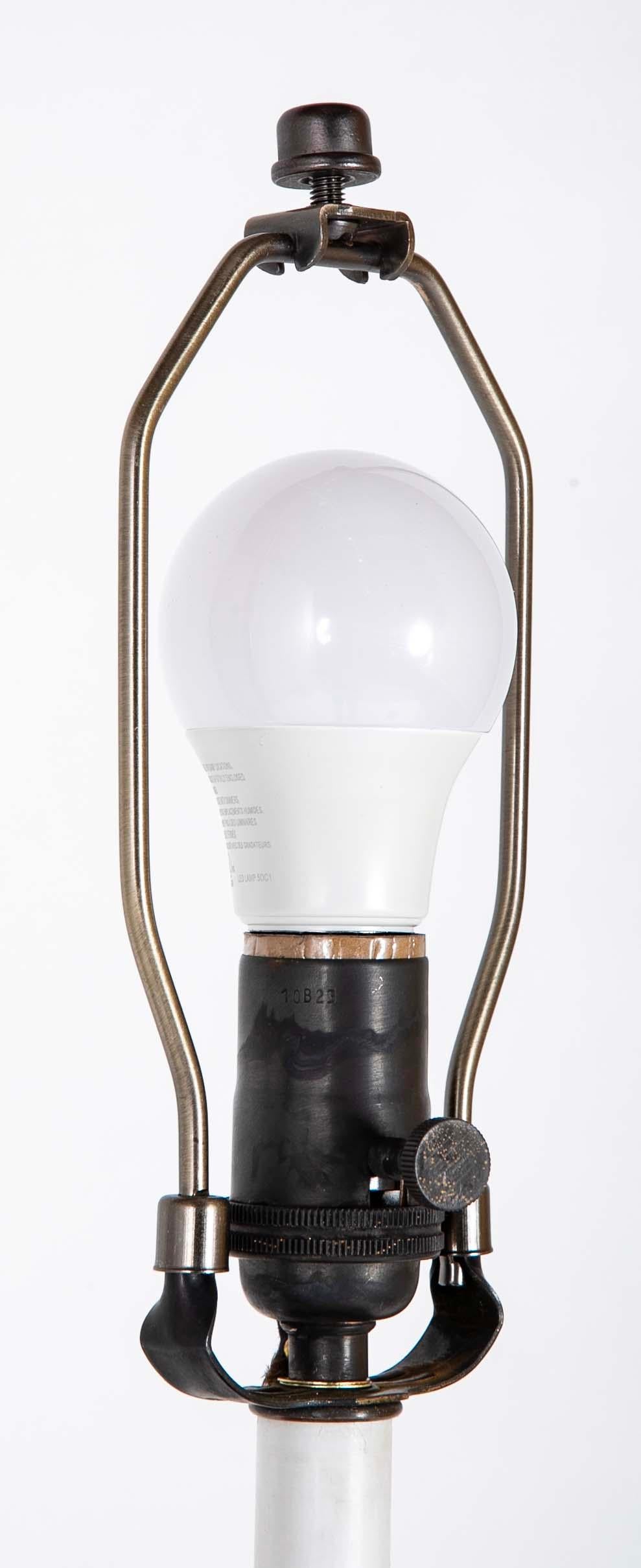 XIX secolo Coppia di lampade da terra a torchere in ferro battuto e bronzo in stile barocco italiano in vendita