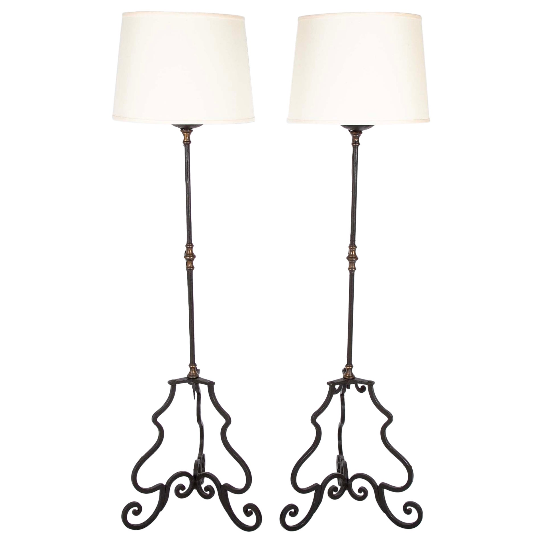 Paire de lampadaires torchères en fer forgé et bronze de style baroque italien