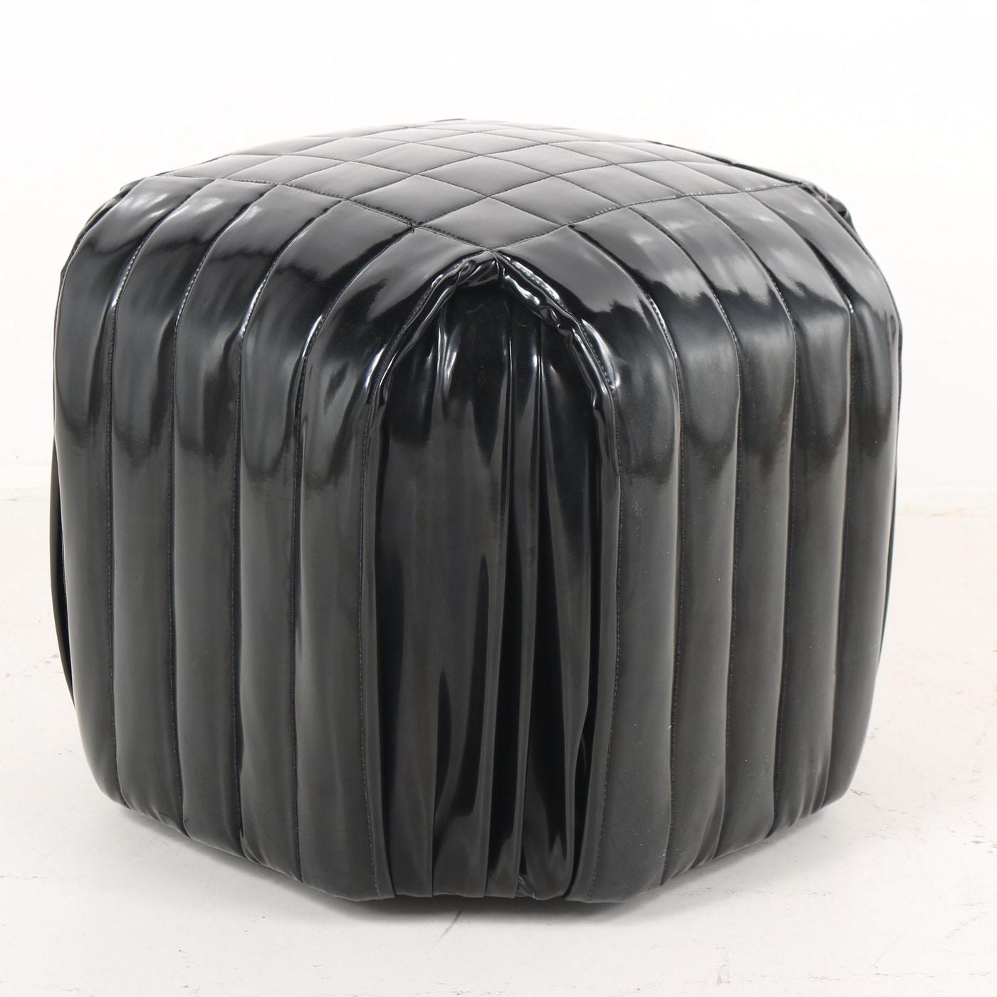 Paar italienische Hocker oder Sitzkissen aus schwarzem Lackleder (Minimalistisch) im Angebot