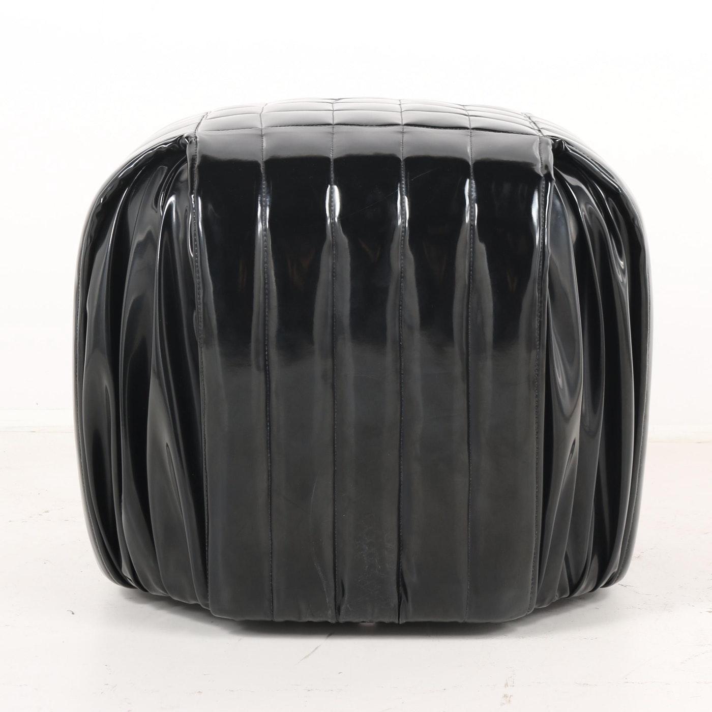 Paar italienische Hocker oder Sitzkissen aus schwarzem Lackleder im Angebot 1