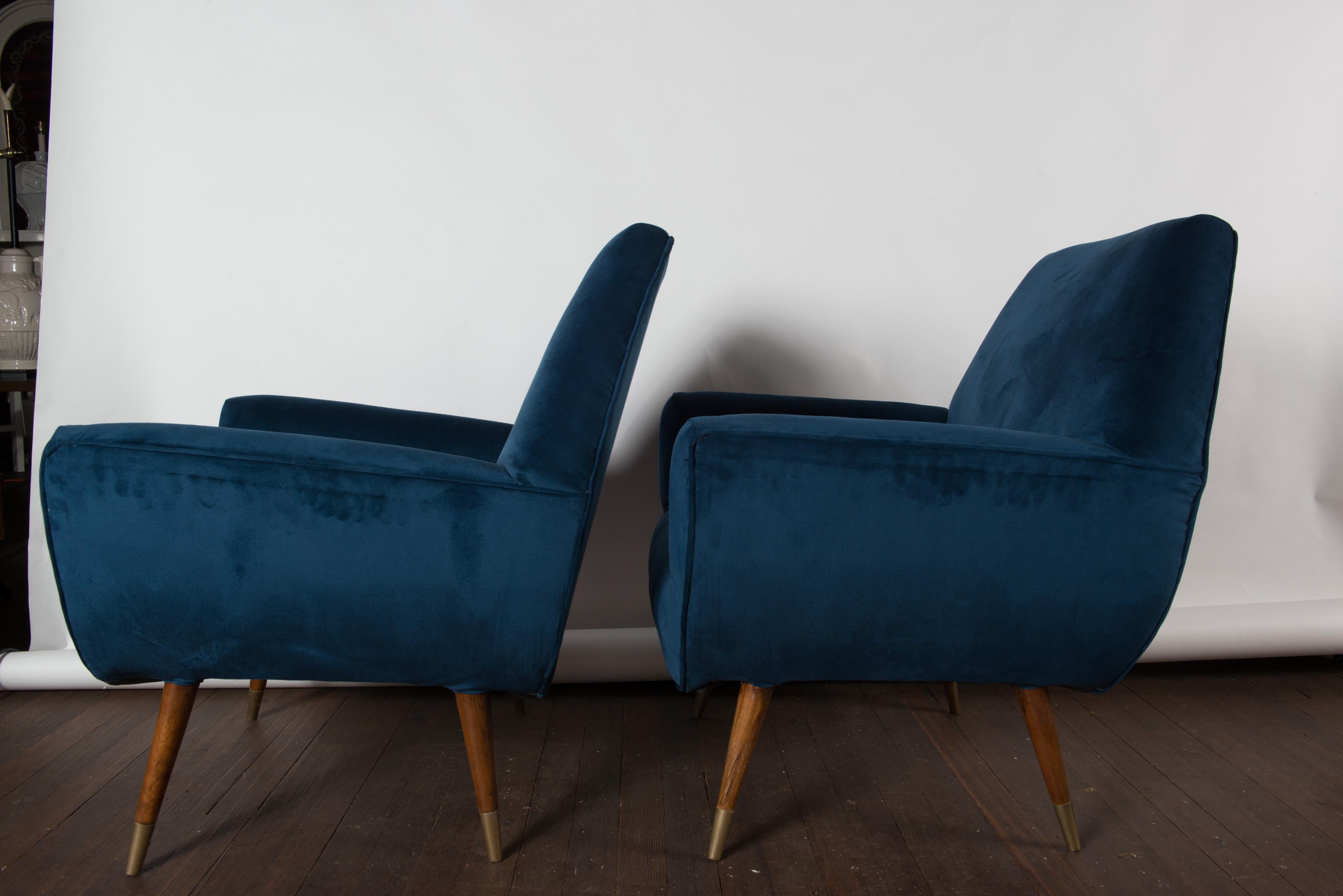 Pair of Italian Blue Velvet Mid-Century Modern Lounge Chairs In Good Condition In Stamford, CT