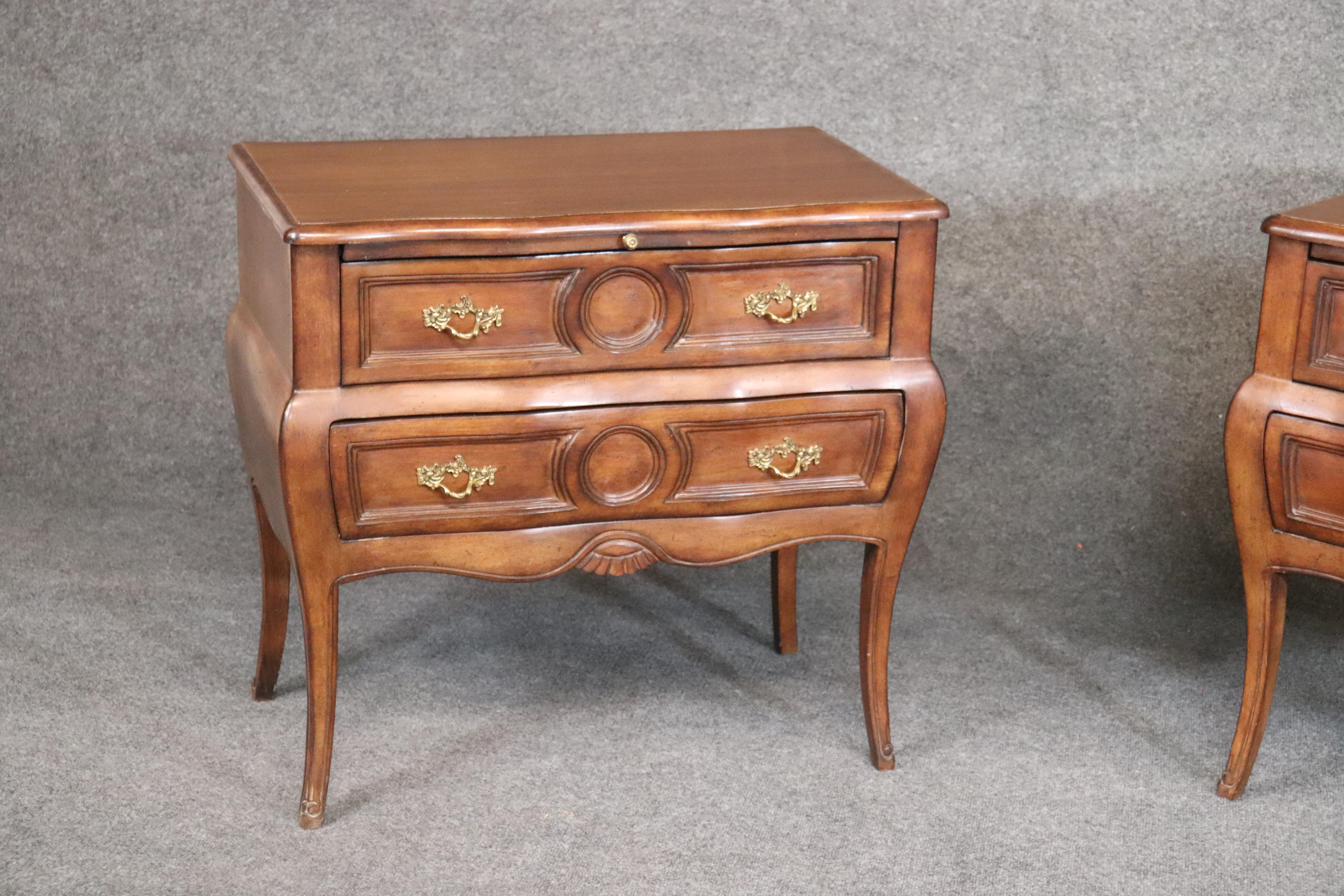 Louis XV Italian Bombe Walnut Nightstands Commodes with Slide Out Trays circa 1950s, Pair