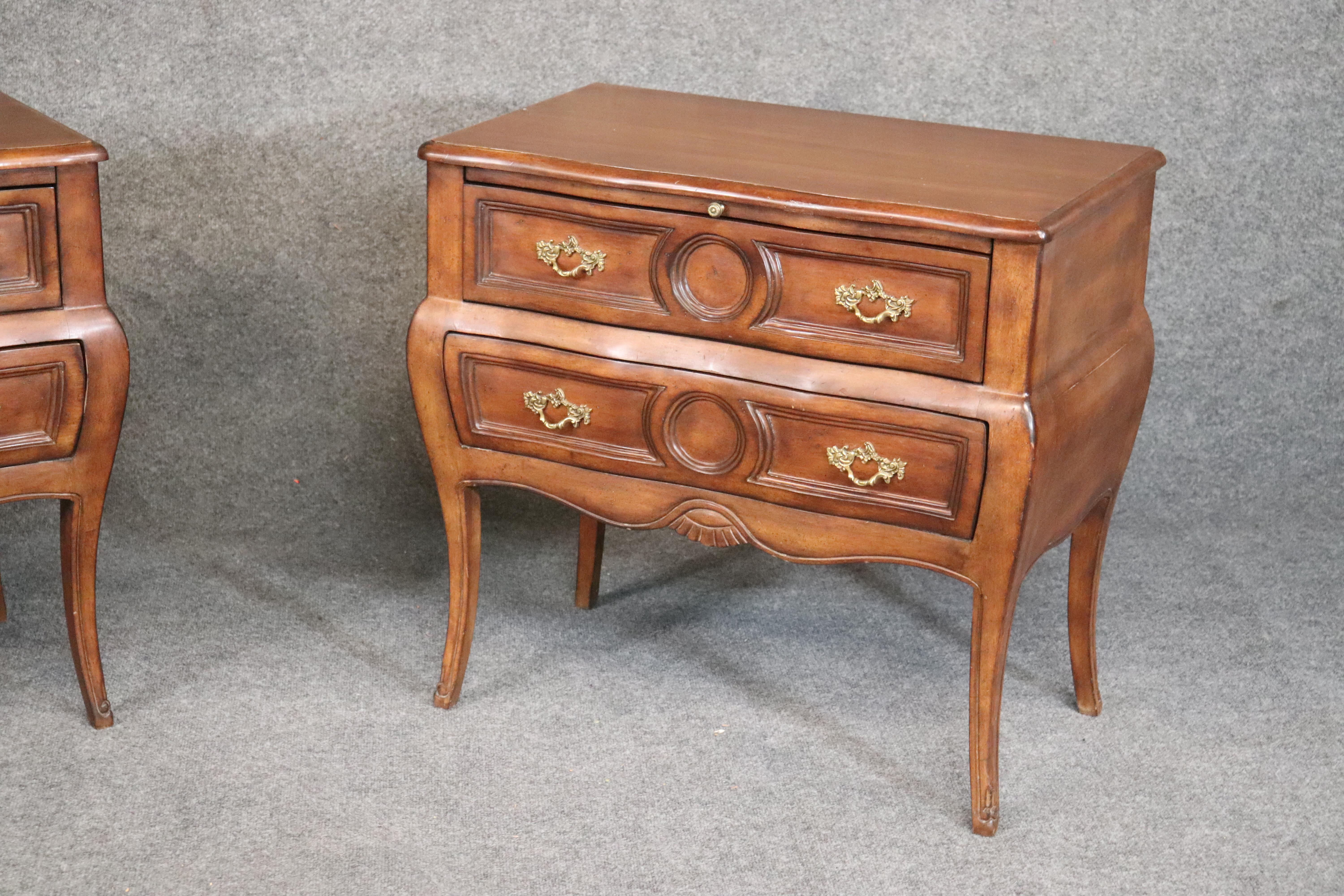 Italian Bombe Walnut Nightstands Commodes with Slide Out Trays circa 1950s, Pair In Good Condition In Swedesboro, NJ