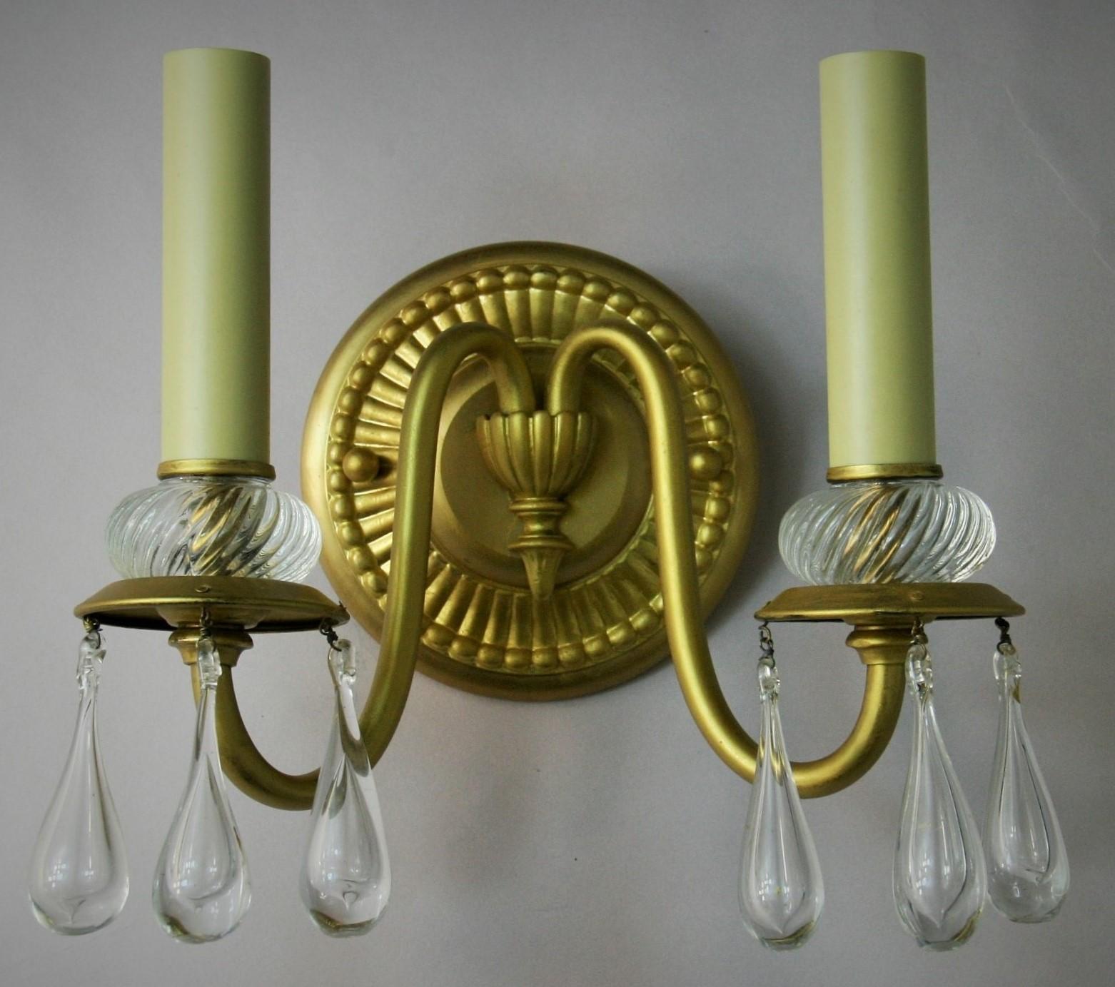 1590 Italian 2 light brass sconces with Murano hand made tear drop crystal
Rewired
takes 2 60 watt candelabra based bulbs
Priced per pair 