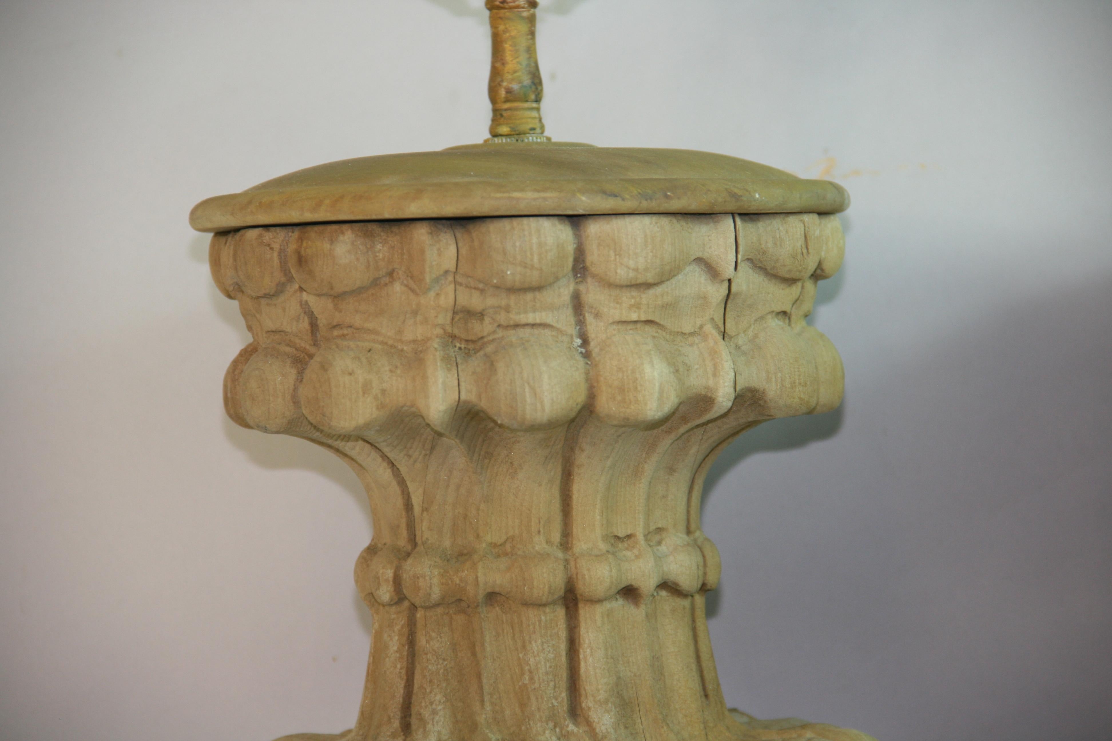 Paar italienische geschnitzte Walnuss Wood Urn Lampen 1960er Jahre im Angebot 5