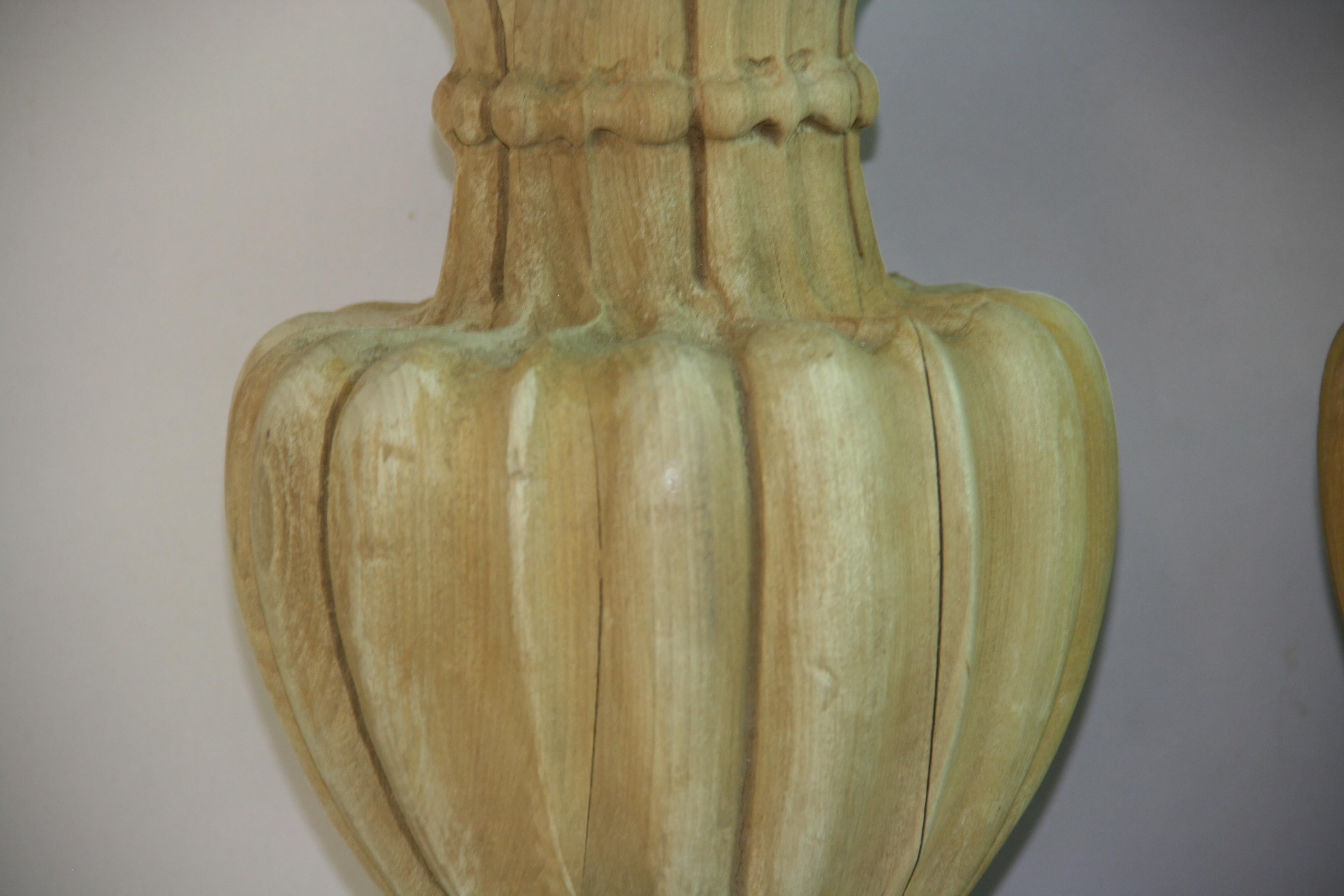 Paar italienische geschnitzte Walnuss Wood Urn Lampen 1960er Jahre im Angebot 6