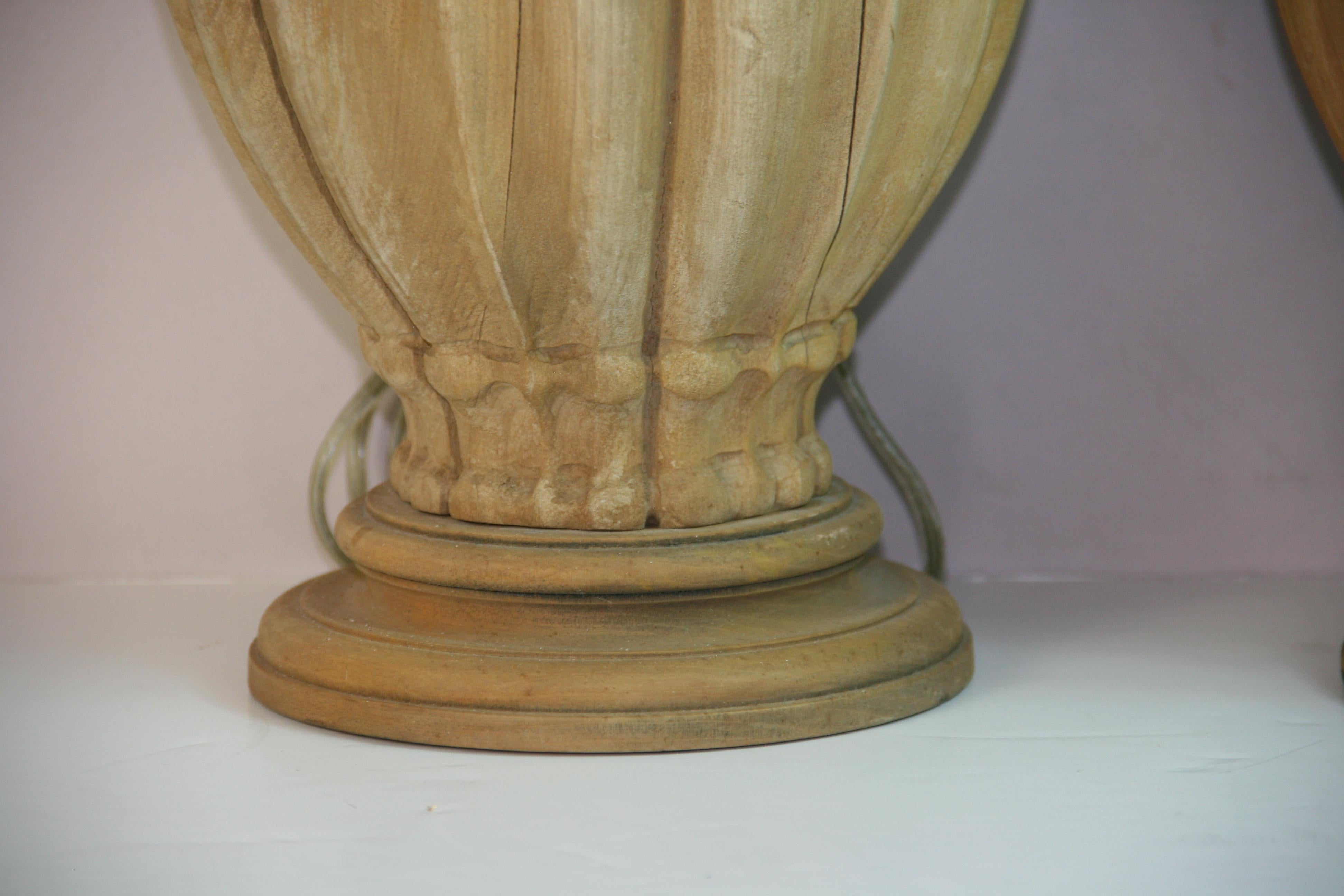 Paar italienische geschnitzte Walnuss Wood Urn Lampen 1960er Jahre im Angebot 7