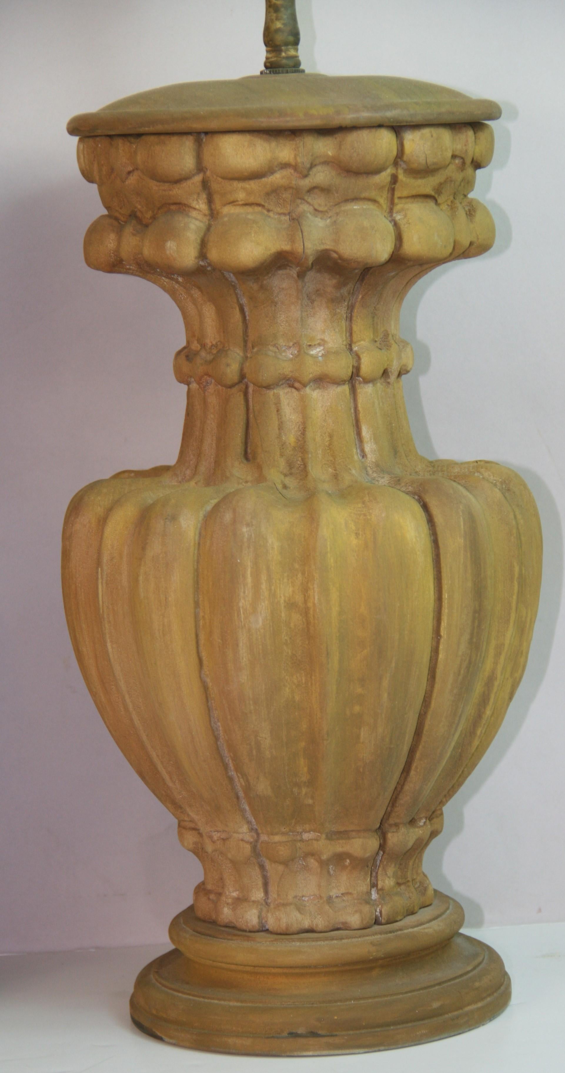 Paar italienische geschnitzte Walnuss Wood Urn Lampen 1960er Jahre im Zustand „Gut“ im Angebot in Douglas Manor, NY