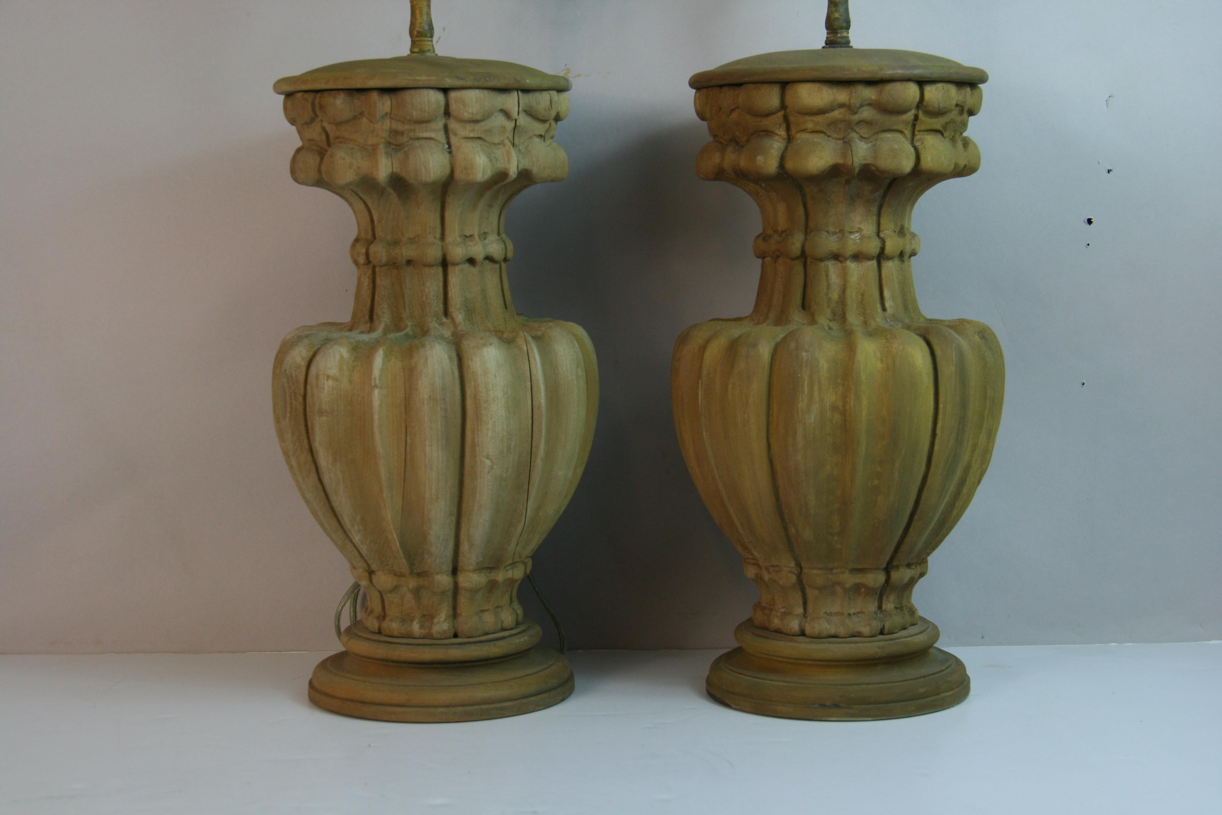 Paar italienische geschnitzte Walnuss Wood Urn Lampen 1960er Jahre (Mitte des 20. Jahrhunderts) im Angebot