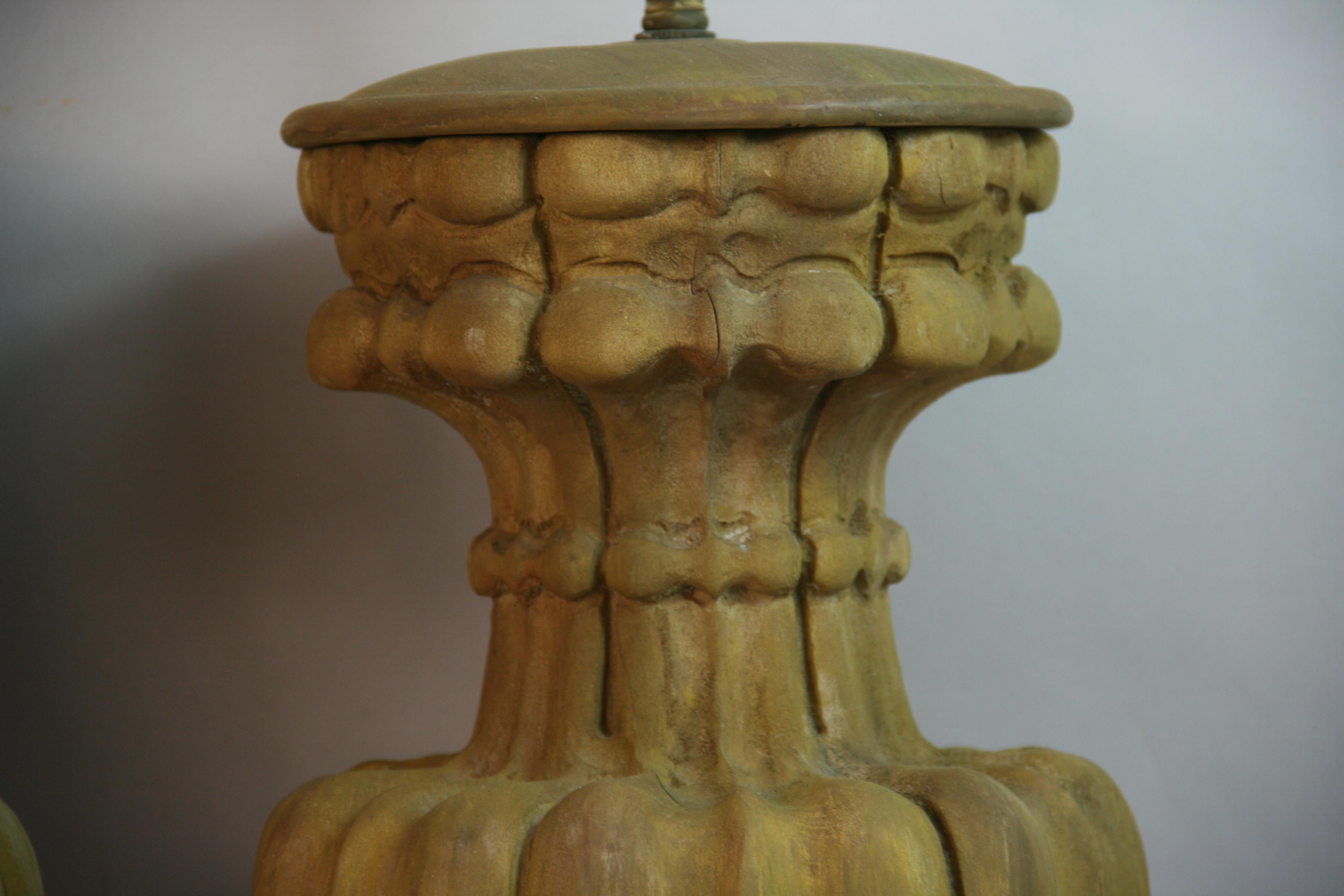 Paar italienische geschnitzte Walnuss Wood Urn Lampen 1960er Jahre (Hartholz) im Angebot